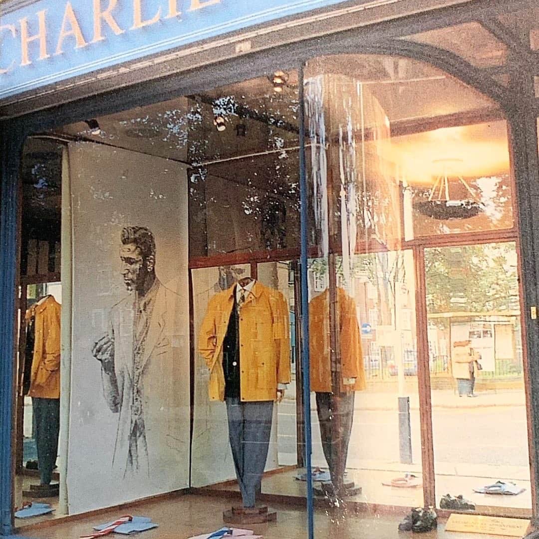 チャーリーアレンのインスタグラム：「Repost from @johnnyaallen  Before we moved to Coopers yard!  Charlie Allen bespoke circa 1990 186 Upper Street, Islington. The old bookbinders with the curved glass window circa 1760」