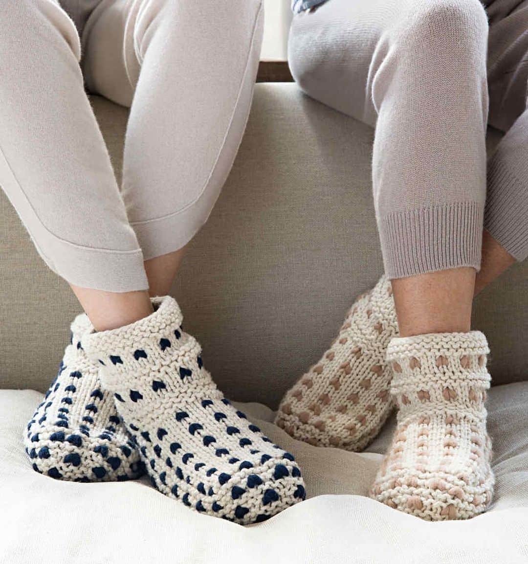 マーサ・スチュワートさんのインスタグラム写真 - (マーサ・スチュワートInstagram)「Slide into a pair of these knit slippers to keep comfy, cozy, and warm. 🧦 Today on #homeschoolwithmartha, take up this calming craft that's perfect for beginner knitters! Get the full tutorial at the link in bio. 📷: @themorrisonsphoto」1月15日 3時48分 - marthastewart