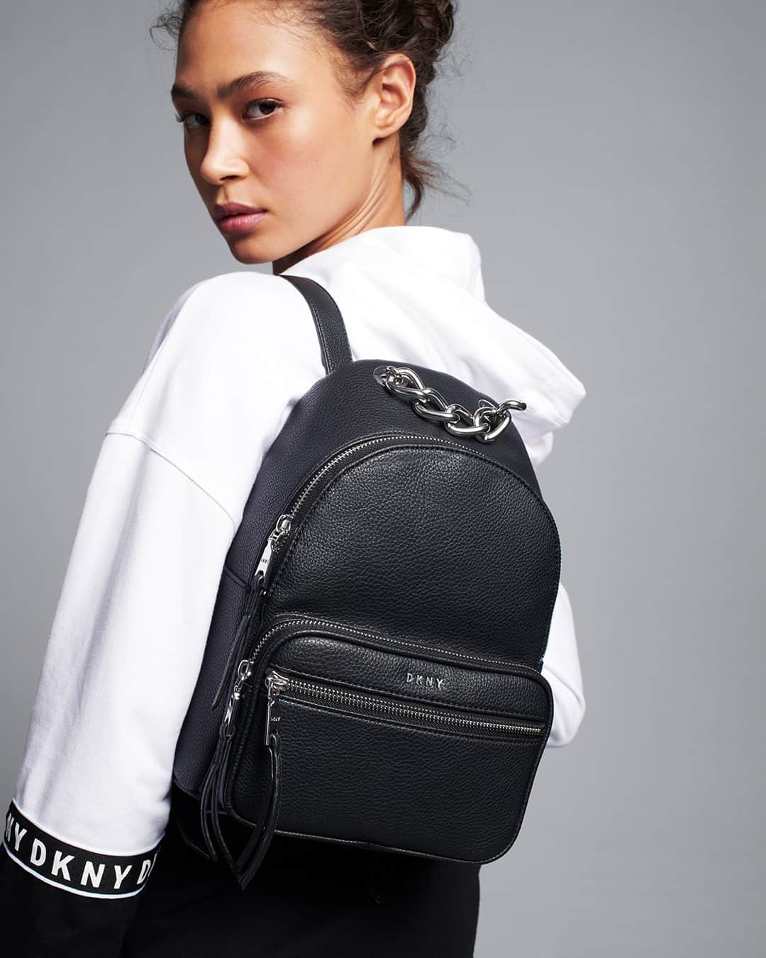 のインスタグラム：「Our 2021 style: function above everything. Tap to shop the Abby Backpack. #DKNYSTATEOFMIND」