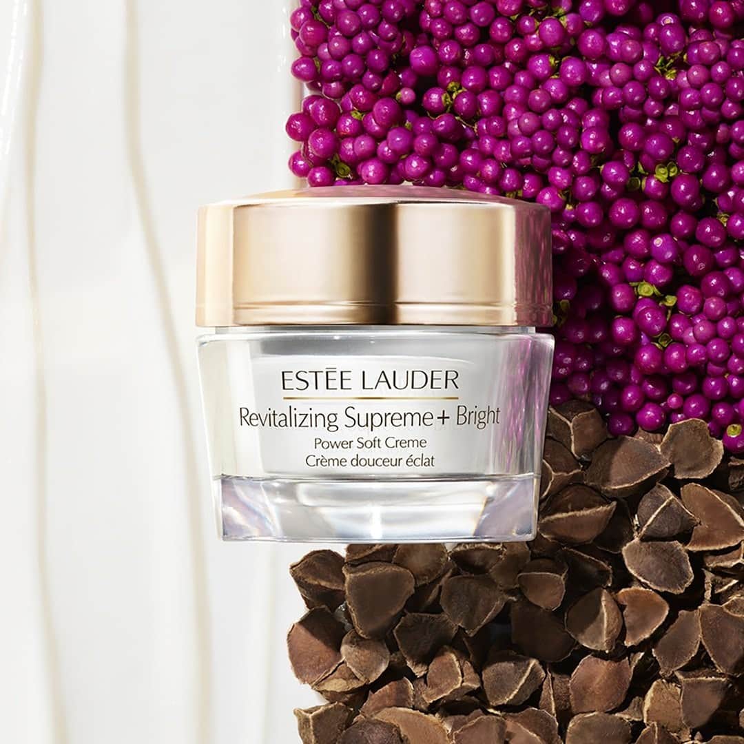 エスティローダーのインスタグラム：「It’s what’s on the inside that counts 💕 What's inside our NEW #RevitalizingSupreme Bright Creme? Nothing but the best for your skin! Our silky-smooth formula is packed with Moringa, Beautyberry and Vitamin C and starts to reduce the look of dark spots such as acne marks in just two weeks*. #SupremeSkinGoals   * Clinical testing on 56 women after using Supreme Bright Power Soft Creme for 2 weeks.」