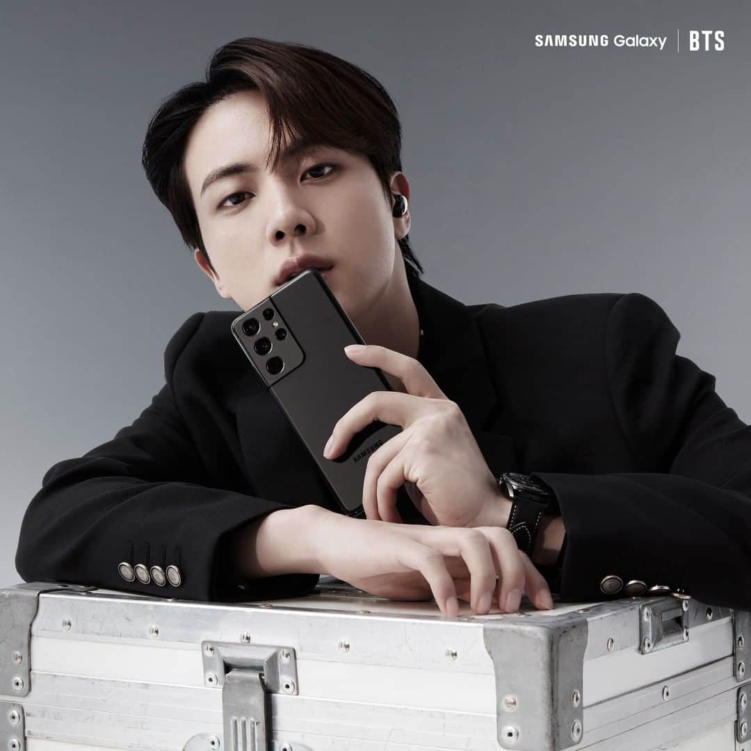 Samsung Mobileのインスタグラム：「📸: @bts.bighitofficial’s #Jin vibes with the new #GalaxyS21. #GalaxyxBTS」