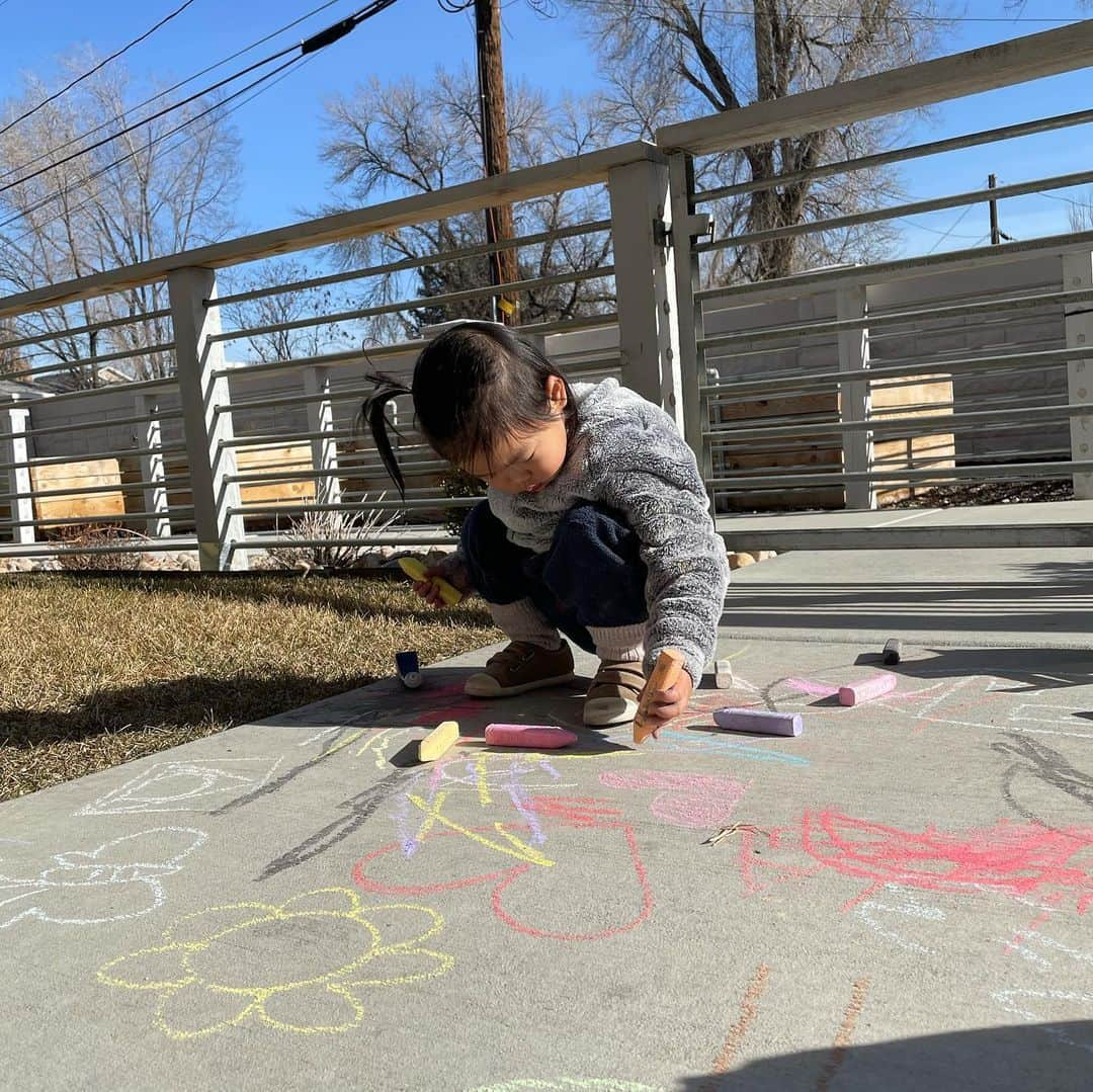 ヘリム・パクさんのインスタグラム写真 - (ヘリム・パクInstagram)「- 날씨도 좋으니, 집앞에서 색칠놀이🖍☀️ . . . #리아 #sidewalkchalk #drawing #솔트레이크시티 #유타 #친정집」1月15日 3時53分 - iam_hyepark