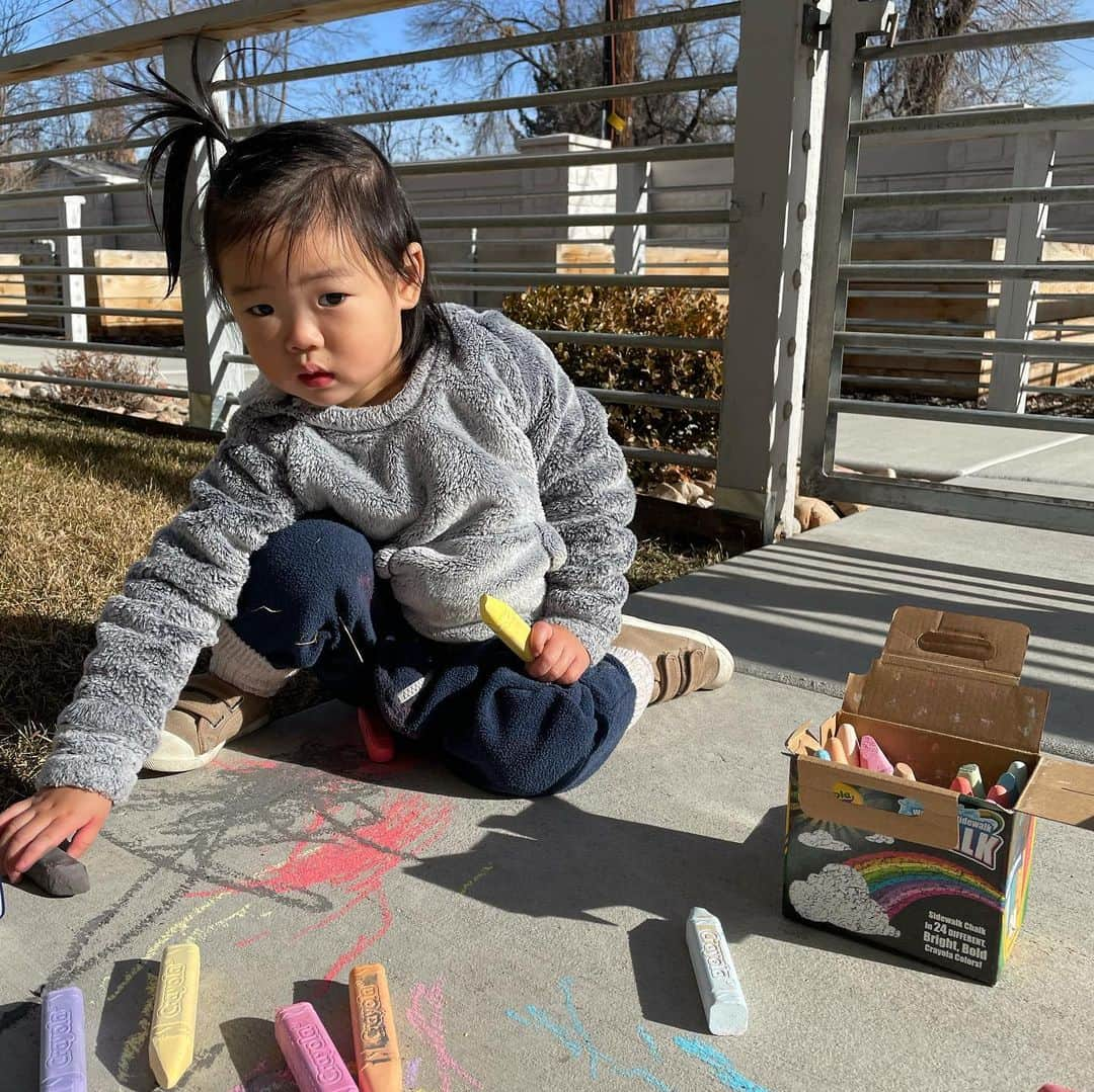 ヘリム・パクさんのインスタグラム写真 - (ヘリム・パクInstagram)「- 날씨도 좋으니, 집앞에서 색칠놀이🖍☀️ . . . #리아 #sidewalkchalk #drawing #솔트레이크시티 #유타 #친정집」1月15日 3時53分 - iam_hyepark