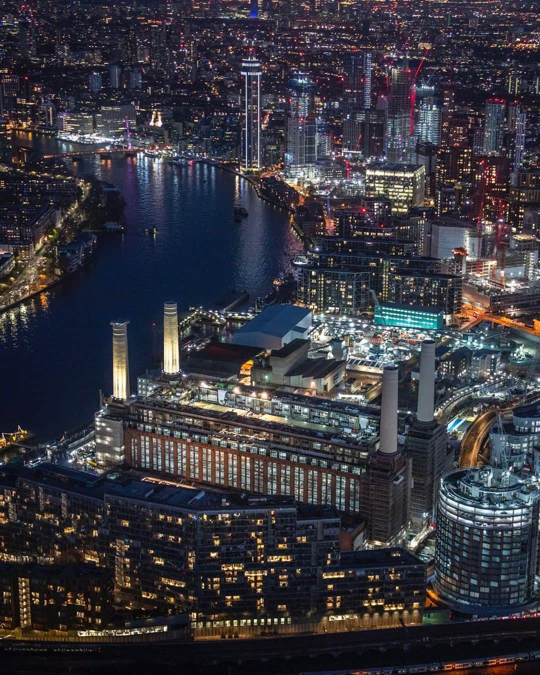 @LONDON | TAG #THISISLONDONさんのインスタグラム写真 - (@LONDON | TAG #THISISLONDONInstagram)「🚁 @JasonHawkes flying over #BatterseaPowerStation! 📸🔥 Hell of a view! Remember when this was just abandoned wasteland?! The original coal fired power station was closed in the ‘70’s and completely decommissioned in the ‘80’s. Energy supply had shifted away from coal. The government then made it Grade II listed (protected landmark or building) and the land would then be bought and sold multiple times. 🤦🏻‍♂️ There were rumours of it becoming a theme park. A football ground for Chelsea FC. Even a church. 😳 It was then acquired by a developer to build a whole new neighbourhood but that developer went bankrupt. 🤦🏻‍♂️😆 So decades went by. But eventually the British government brokered some (A LOT - £9BN) Malaysian investment and a whole new quarter for London was imagined! 🎉 The original power station was retained, each chimney taken down brick by brick, and restored and rebuilt to its former glory, and it is now set to become the new Apple 🍏 headquarters! 😱  The largest brick building in Europe is the centre piece to a completely new neighbourhood and will be with us for decades to come, but now, surrounded by culture and people. What a journey! 🙌🏼🙏🏼 // @mrlondon  ___________________________________________  #thisislondon #lovelondon #london #londra #londonlife #londres #uk #visitlondon #british #🇬🇧 #battersea #batterseapark」1月15日 3時58分 - london