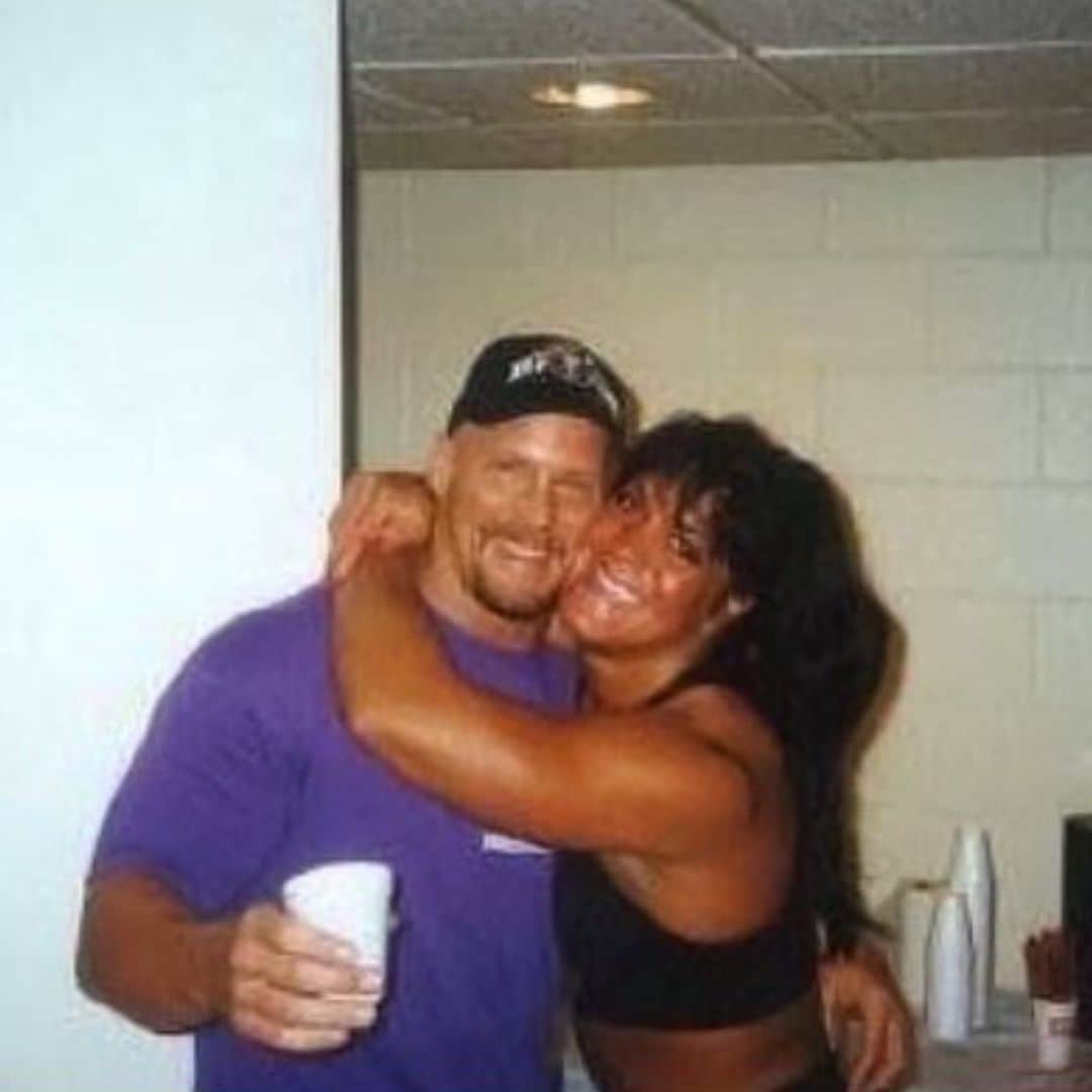 ストーン・コールド・スティーブ・オースチンのインスタグラム：「On the road back in the day w @wwe. I was killing time before a show, drinking coffee, and laughing and joking with the one and only Chyna. #tbt #chyna #wwe #stonecold #goodtimes  #prowrestling #ontheroad」