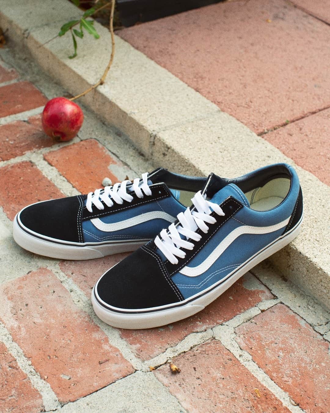 Foot Lockerのインスタグラム：「Just the essentials. #Vans Old Skool available online & in-store」