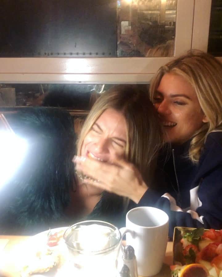 アナリン・マッコードのインスタグラム：「Who has sisters???😂😂 This is my “little one” ☝️ love her to the moon and back (plus a little big-sis-teasing) @iamrachelmccord I miss you baby (omg 1 hour and 50 min!! 🏡 ✍️)」