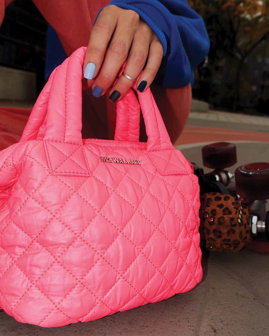 MZウォレスのインスタグラム：「Grab the Neon Pink Micro Sutton and liven up your winter wardrobe. Tap to shop.」