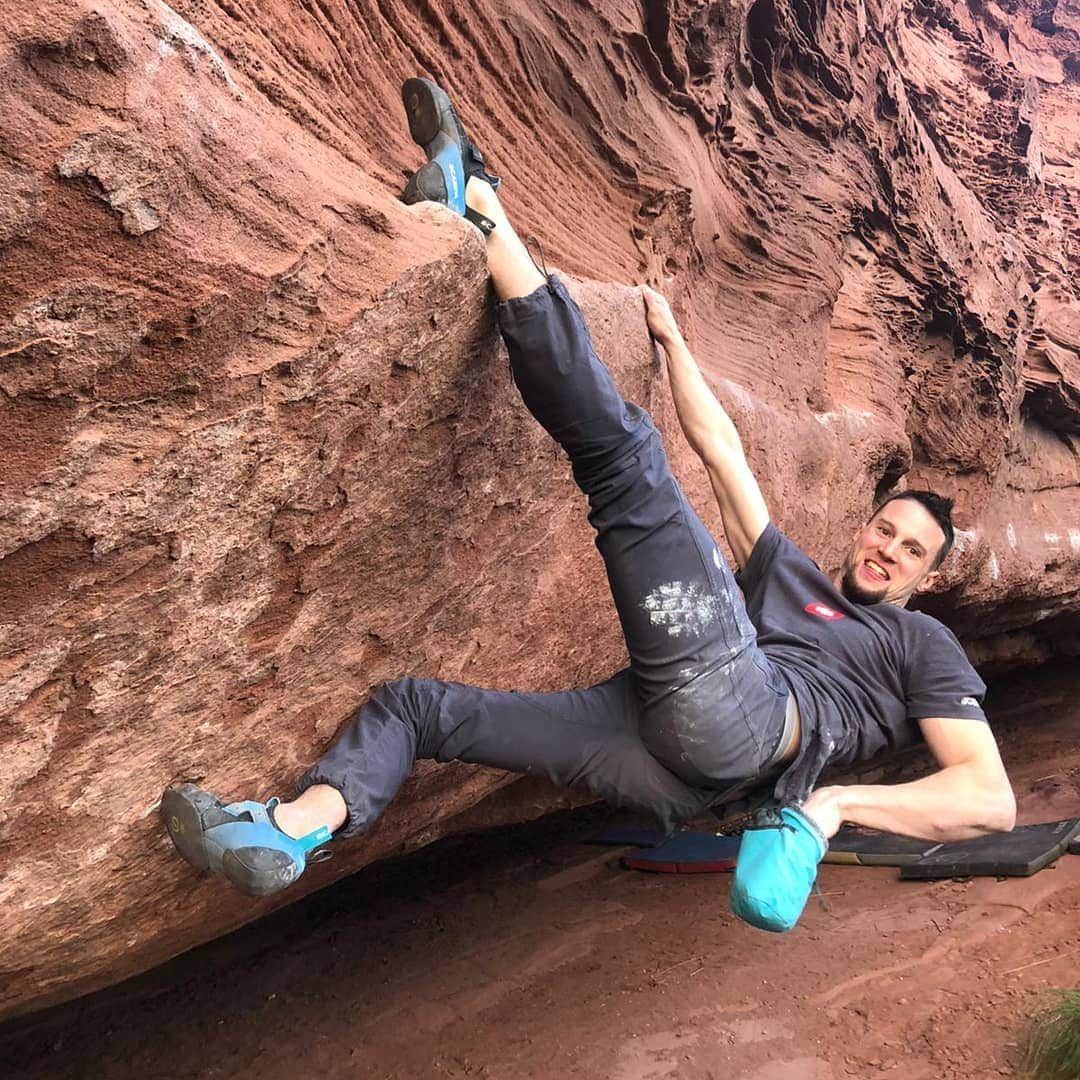 イェルネイ・クルーダーのインスタグラム：「Fun times in Catalonia so far. 8b on sight, 8b boulder problem and finally trying some hard moves. My heart is full of joy and I hope to use my next few days here very well 🙃. ________ @scarpaspa @ocun.climbing @vibram @snowmonkey」