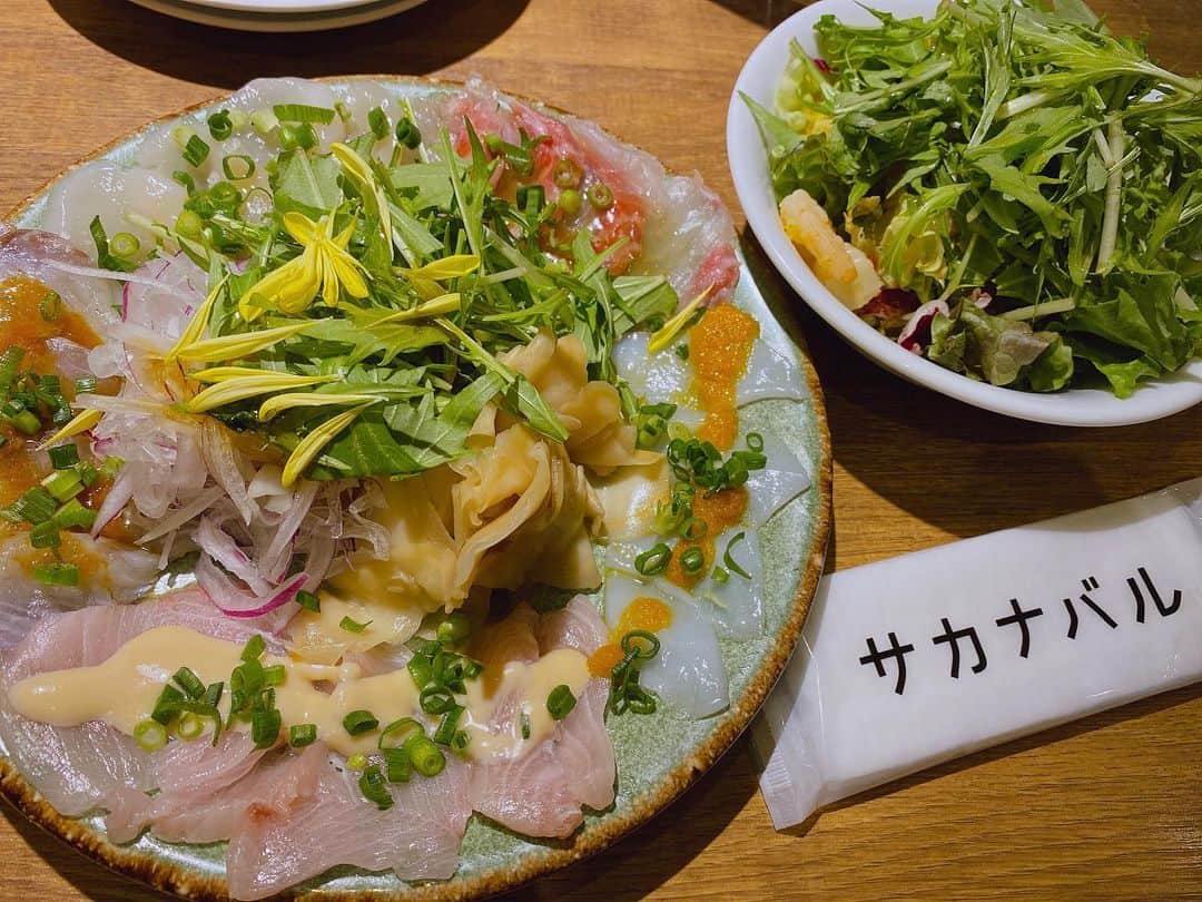 三田寺理紗のインスタグラム：「みてー😙🌸🌸  このまえトレーナーさんが教えてくれたお店なんだけど、ここの海鮮のサラダとお刺身が最高なんだ🤤🤤🤤  トレーニング後だったからご褒美にピスタチオのアイス🍨❤️麻衣と1個を2つにわけてもらったよ！  美味しんだぁ〜 また食べたいっ😋🤟  #美女tv #ボディメイク #ボディメイク飯 #トレーニング #トレーニング女子 #サラダ #お刺身 #サカナバル」