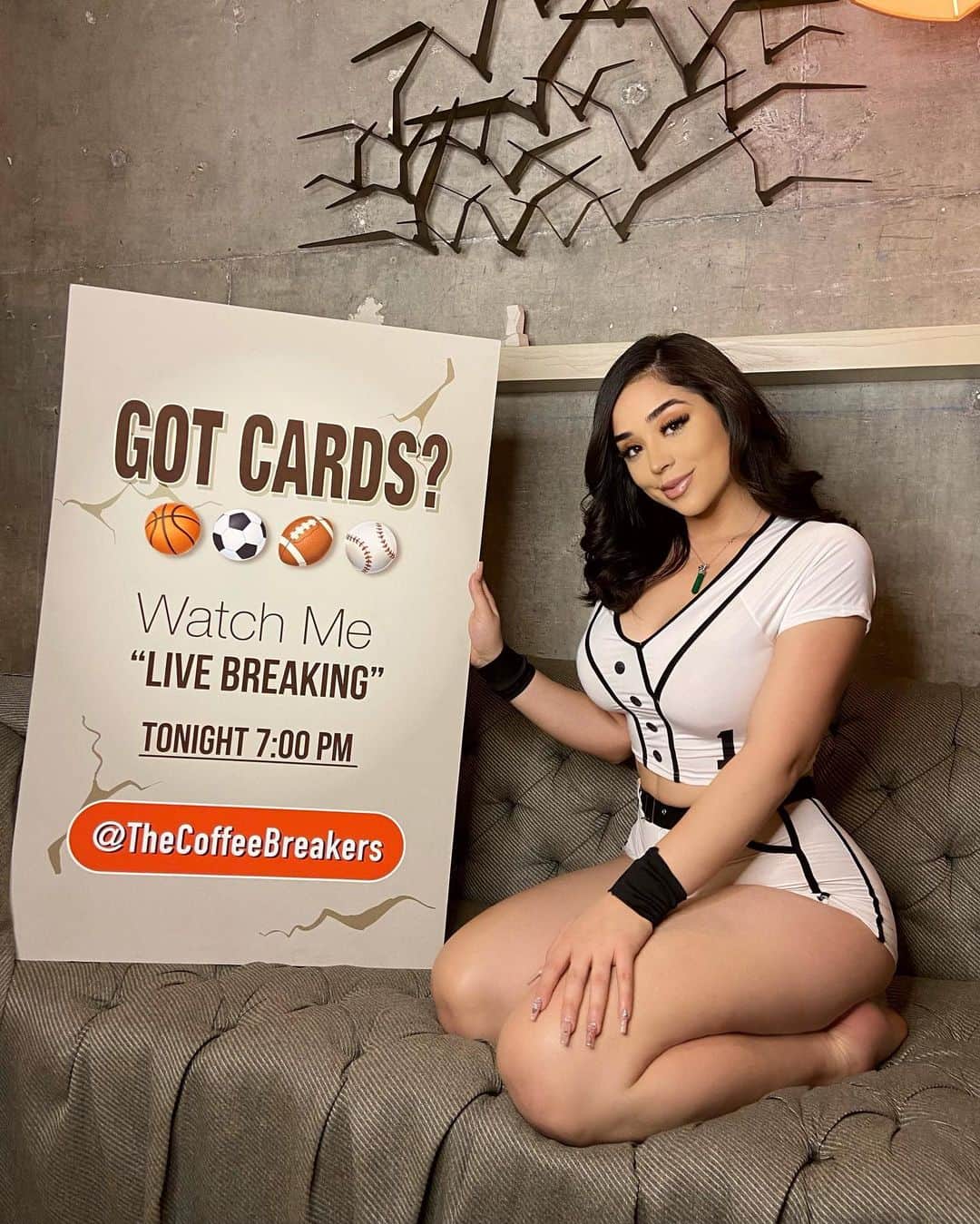 Jackyさんのインスタグラム写真 - (JackyInstagram)「Watch me @thecoffeebreakers Sports Card Shop🏀⚾️I’ll be opening packs and giving away prizes at 7:00 pm⚾️🎁」1月15日 4時28分 - iamjaqueline