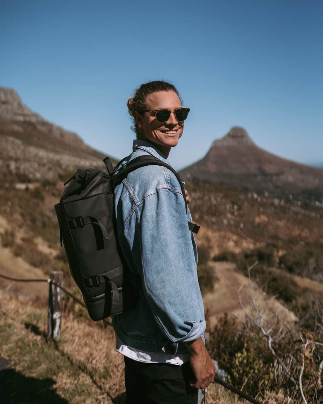 Kapten & Sonさんのインスタグラム写真 - (Kapten & SonInstagram)「Who misses backpacking and traveling as much as we do? 🖐️ Comment your favorite travel country down below ⬇️ so we can check where to go next with our backpack Helsinki "All Black" when it's possible again! ⛰️ ⁠ ⁠ ⁠ P.S.: Our nice sunglasses Atlanta Gold Green are on sale with 30% off! #bekapten #kaptenandson⁠ .⁠ .⁠ .⁠ #backpack #helsinki #kaptenandsonmen #fashion #style #inspiration #mensfashion #travel #memories #onthego #explore #capetown #southafrica #beautifulplaces」1月15日 4時30分 - kaptenandson