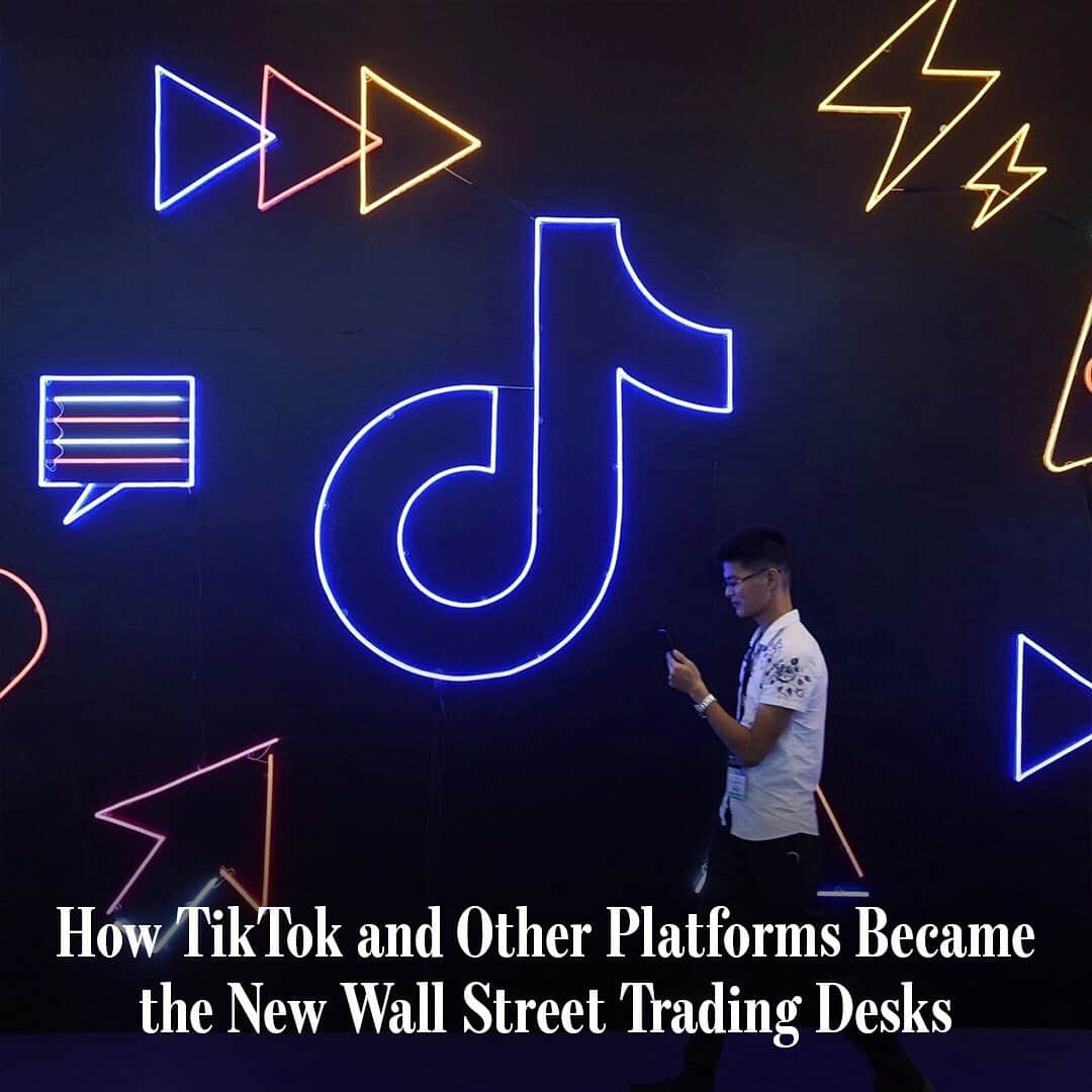 Wall Street Journalさんのインスタグラム写真 - (Wall Street JournalInstagram)「A new army of social media-enabled day traders is helping push stocks to records and turning companies into market sensations.⠀ ⠀ As trading by individual investors boomed during the pandemic, so has the popularity of online communities where they gather. They have been taking to platforms like TikTok, Twitter, YouTube, Reddit, Instagram, Facebook and the messaging platform Discord to talk about hot stocks like Tesla and boast of gains and commiserate about losses. They also piggyback on each others’ ideas and trades, helping fuel the momentum that has propelled some companies to triple-digit or bigger gains in 2020.⠀ ⠀ Though few expect this year to see as much market volatility as 2020, online interest in investing has only grown. As of January, posts tied to #stockmarket had garnered over 800 million views on TikTok, more than triple the figure in June. Reddit’s infamous WallStreetBets forum has more than doubled in subscribers since the start of 2020. StockTwits, a social network focused on investing and trading, has seen its user numbers more than triple over the past year. ⠀ ⠀ “If there’s some really good stocks out there—usually people are talking about it,” said Gavin Mayo, a 19-year-old student at the University of North Carolina at Chapel Hill. He typically spends anywhere from one to five hours a day scrolling TikTok, YouTube and other platforms for ideas on what to trade while churning out video snippets to more than 60,000 of his TikTok followers.⠀ ⠀ Determining the degree to which online chatter drives share-price movement can be difficult to quantify. But some researchers have found individual investors typically make the biggest impact on smaller, more speculative stocks.⠀ ⠀ Read more at the link in our bio.⠀ ⠀ Photo: Reuters」1月15日 4時32分 - wsj