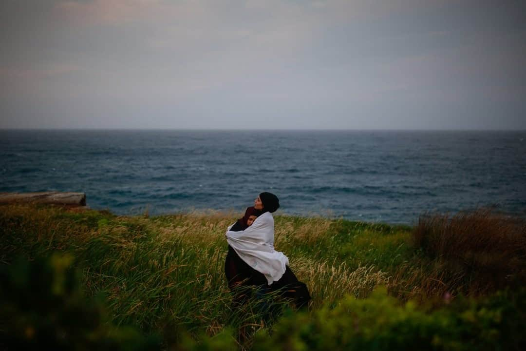 National Geographic Travelさんのインスタグラム写真 - (National Geographic TravelInstagram)「Photo by @mridulaamin / Sajeda Bahadurmia embraces her daughter Asma at a cliff edge in a beach suburb in Sydney. Surrounded by ocean, Sydney’s stunning views just a stone’s throw from the city are some of the things that make the city a beautiful place to live. Follow me @mridulaamin for more photographs from around the world. #Sydney #Beach #Australia  This photo was shot on assignment for National Geographic magazine for a story exploring the vulnerable and frustrating journey of migration for women across the world. In Australia, for resettled Rohingya refugees who came by boat in 2013, fighting for citizenship is a constant process alongside learning how to adapt to a new home.」1月15日 4時36分 - natgeotravel