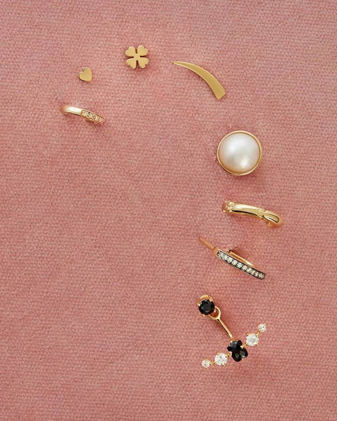 トウスのインスタグラム：「Earrings trends. Stay true to your style more than ever, take as many earrings as you like and explore your look.  #StayTender #TOUSJewelry #TOUSLovers」