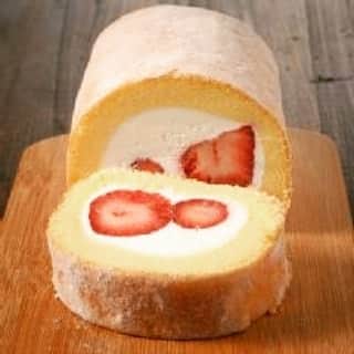 Shinkinedo Group inc.さんのインスタグラム写真 - (Shinkinedo Group inc.Instagram)「本日1月15日は「いい いちごの日」です。 福岡産の極上粒のあまおうがごろっと入ったロールケーキはいかがですか？  あまおうゴロっと5粒ロールケーキ 価格：1本2,000円（税込）  #いいいちごの日#苺#ロールケーキ#スイー#あまおう#お取り寄せ#おうちカフェ#洋菓子#おうち時#strawberry#instafood#sweets#foodstagram」1月15日 10時15分 - shinkinedo