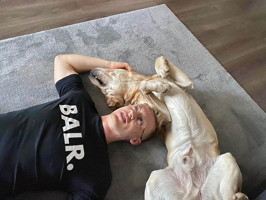 ティモ・バウムガルトルのインスタグラム：「Since having a dog my common chilling place is on the floor 🙏🏽🤪  #baumgartl5 #believeinyourself #relaxation #livingwithdogs」