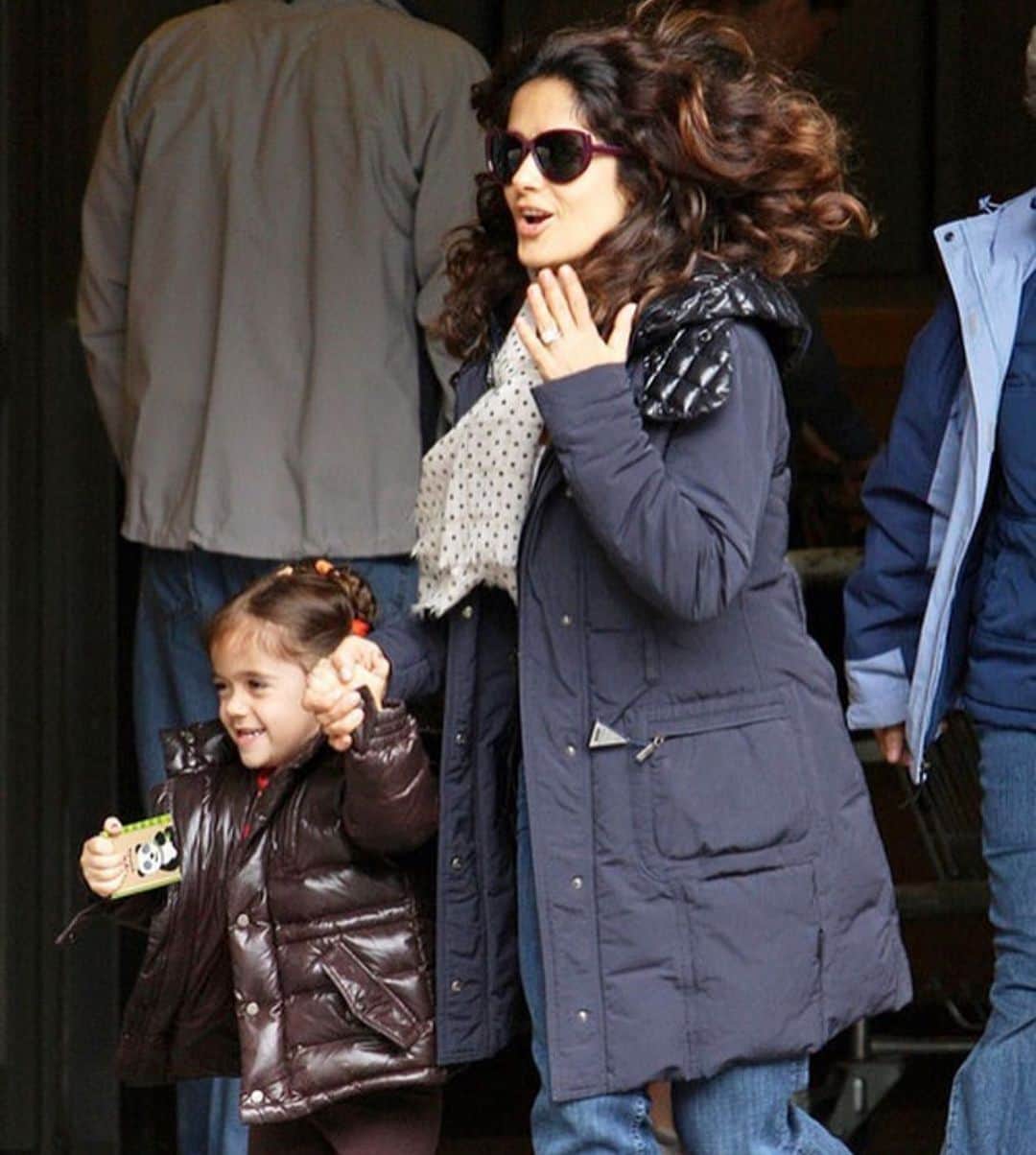 サルマ・ハエックさんのインスタグラム写真 - (サルマ・ハエックInstagram)「The good old days when I would run around with my little girl and without a mask.  Como extraño los viejos tiempos cuando corría  por todos lados con mi niña y sin máscara #tbt」1月15日 4時55分 - salmahayek