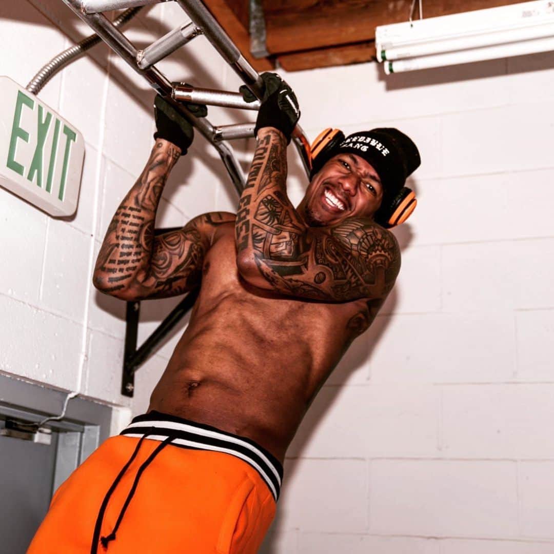 ニック・キャノンのインスタグラム：「#ThirstTrapThursday The #ThirstTrapGod  Up Here Smiling Down on the Haters!! #LupusWarrior #Ncredible  @ncrediblegang @ncredibleaudio @confusedmuscles @kendollcannon」