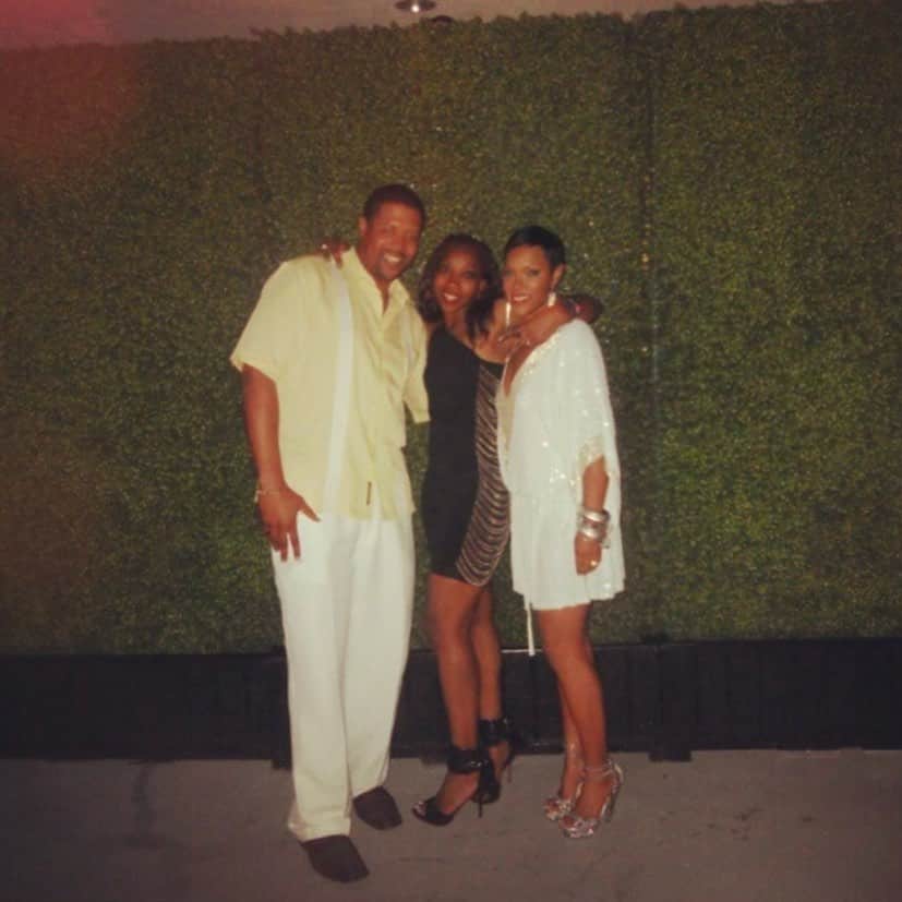 キーシャ・エップスのインスタグラム：「#tbt Remember this night @laurelle11? My husband outdid himself for my surprise 40th birthday! From actually keeping it a surprise..very hard to do with me...to immaculate ice sculptures , beautiful  Asian themed elements, held at one of the illest venues in LA and the best part of it all, my family! Some I hadn’t seen in years. He flew & put up most of my family members and no one slipped up!🥰 Oh another dope memory was as I walked in, @djtonytouch playing one of my favorite songs,feelings, memories & muse - “Ain’t No Mountain High Enough” by the greatest Diana Ross! The next day was a cookout. I was so full. A day and memory I’ll never forget❤️ hubby😘 and my LOVED ones who made it so special. Thank God I had on waterproof Mascara 😭oh it was an ugly cry for sure.  This is what my feet looked like the next day. Go ‘head and swipe」