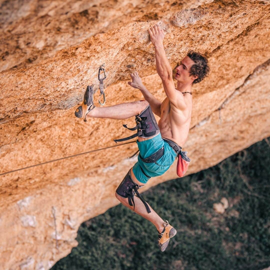 アダム・オンドラさんのインスタグラム写真 - (アダム・オンドラInstagram)「For Margalef, which is mostly very steep climbing, I loved wearing Solution climbing shoes from @lasportivagram. Since 1 year ago, beside regular Solution, there has also been a younger sibling Solution Comp. That's my absolute favorite shoe for indoor lead climbing and steep climbing on the rock. It's considerably softer than regular Solution, which means more sensibility in the toe-box and makes me feel more secure while moving my feet quickly. Compared to regular Solutions, the heel part is softer and more narrow. I wouldn't say it's better or worse, it's just different. Despite a pretty agressive down-turn shape, it's still soft enough for smearing on the volumes. Which could be also disadvantage when it comes to edging in less steep or vertical terrain, when a lot of weight and pressure is on the foot. That's why I still bring regular Solution for the climbs where I put a lot of pressure onto the feet, especially when hard kneebars are included. That's why regular Solutions were the obvious choice for Perfecto Mundo as most of the other shoes wouldn't take the immense pressure of the kneebars. Even though for most of Perfecto Mundo, Solution Comp would actually work much better and I'd be more sensitive and thus more secure with my footwork. Due to the higher sensibility, I climbed most of the other routes in Margalef in Solution Comp and I absolutely loved them.  Both regular Solutions and Solution Comp come up in two versions - regular ones and its female version. In general, female versions are softer and work better if your weight is low. For all kids and teenagers, female versions will most likely be the better option. Your weight and shoe size will be a pretty decisive factor for the perception of the stiffness. Even though I'm using Solution Comp for competitions as I find stiffness/sensitivity balance just perfect for the comps, sometimes I take the female version for the climbs when I want even more sensitive shoe. And that can be true even for the heel part. I know it takes some courage to climb in pink shoes, but it might be worth it, guys!  Pics by @pet.phot  #adamondra #AO #lasportiva #climbinglife #climber #onthego #margalef #perfectomundo」1月15日 4時57分 - adam.ondra