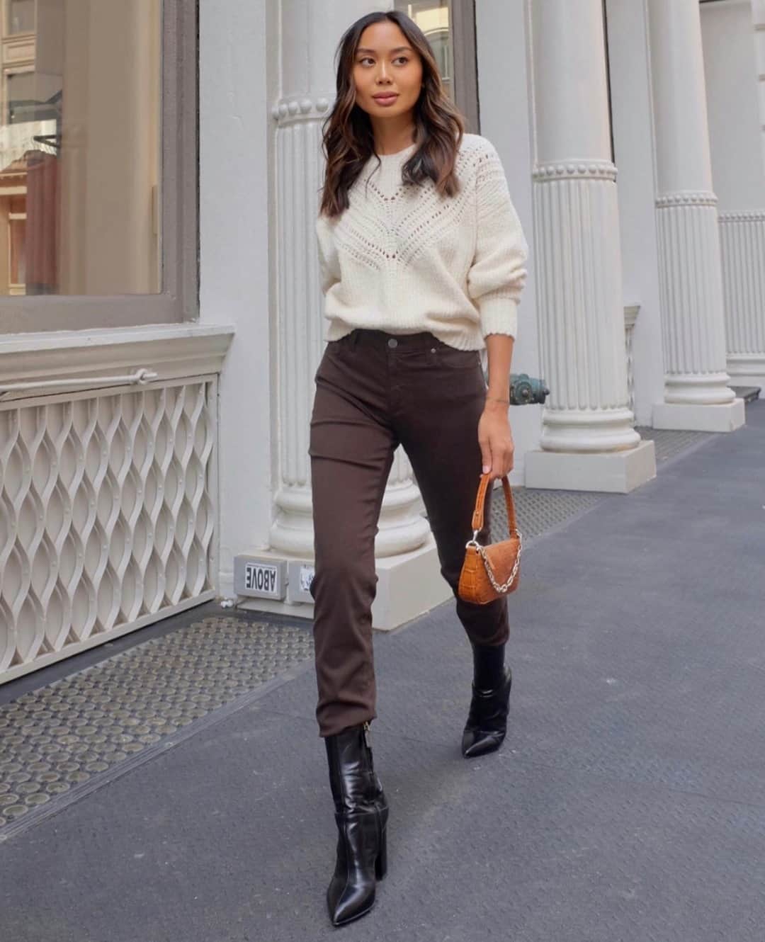アドリアーノゴールドシュミットのインスタグラム：「Downtown denim. @linhniller wears the Prima in Notting Vine. Link in bio to shop her style. #AGirlInAG」