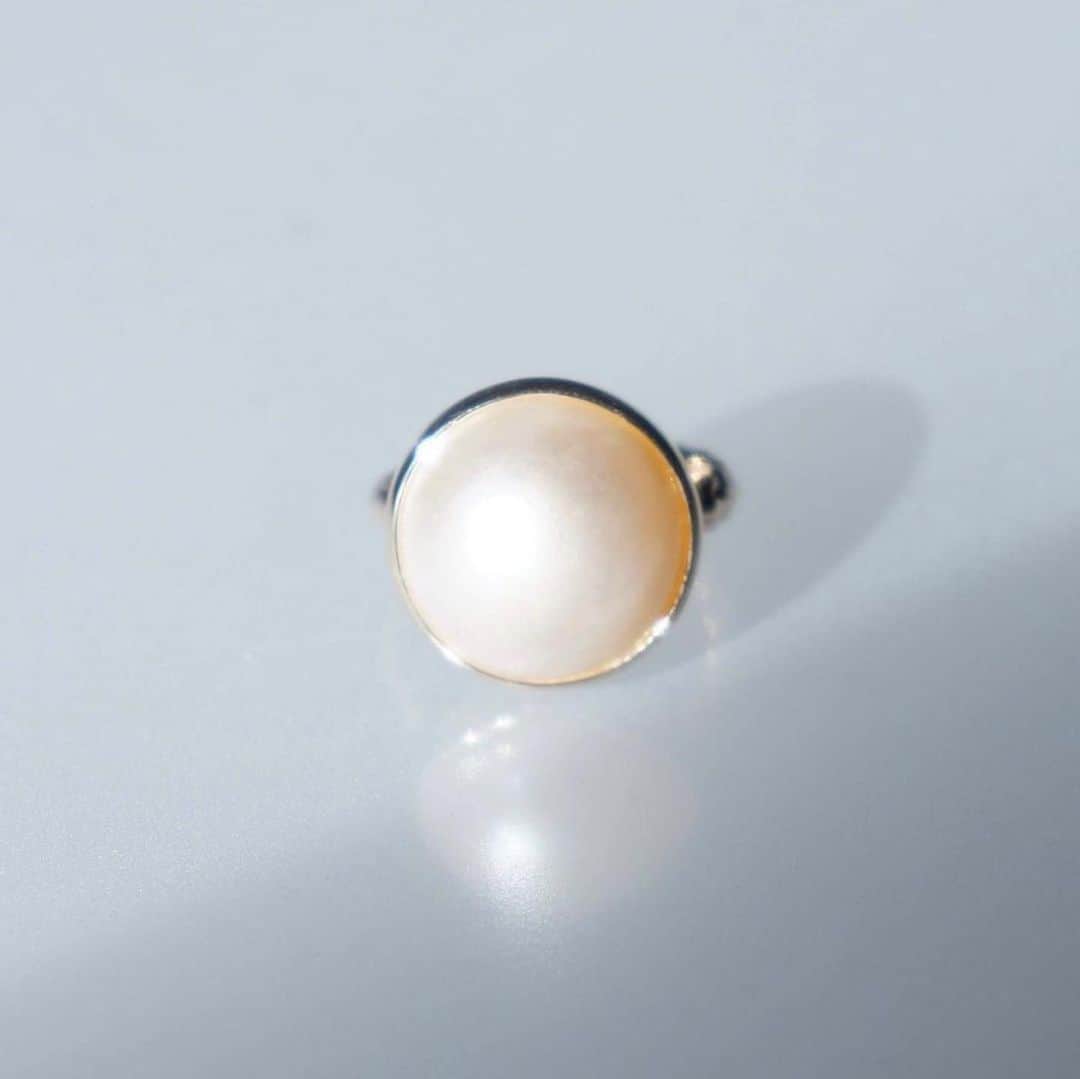 タピエスタイルさんのインスタグラム写真 - (タピエスタイルInstagram)「「kiyoshima.jewelry」新宿伊勢丹初登場ブランドより ・・・ .  Mabe pearl / k10  存在感抜群のマベパール。 半円の形が特徴で10mm～30mmと 非常に大きなサイズまで育ちます。 こちらのマベは直径16mm♡ リングにした時にベストなサイズを選びました。  k10と合わせてクラシカルな印象も👌 現在silverでも制作中です。 また違う印象になりそうで楽しみ✨✨  こちらのリングは1/20より新宿伊勢丹にて ご覧頂けます。  ■TAPIE STYLE ［小さな幸せ］ ▪️1/20(水)〜2/2(火) ▪️新宿伊勢丹 １F （明治神宮通り側イベントスペース） ▪️営業時間： 10:00〜19:00 ※当面の間、時間短縮で営業しております。 . . . . . . #ayakiyoshimajewelry  #あやきよしま #tapiestyle  #新宿伊勢丹 #ステッカープレゼント」1月15日 5時10分 - tapiestyle