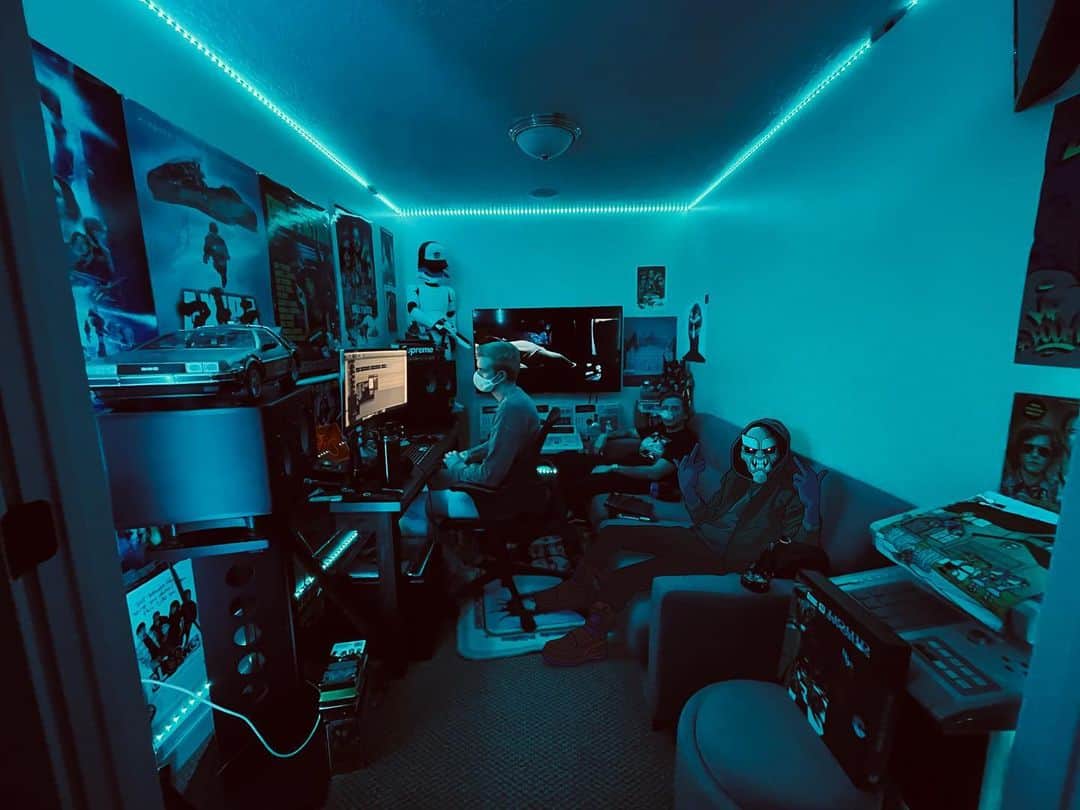 ロジックのインスタグラム：「I met this cat @docdmusic 3 years ago in Chicago. Now he claims to be from the year 2097 so he must have borrowed doc brown’s Delorean lol. However on that day he handed me a flash drive with music like many before him. But this was special, and so true to the roots of hip hop I had him keep sending more over the years. And once I’d heard enough I decided to sign him. Now I don’t know how he convinced me to executive produce his entire album but I’m glad I did. This kid is full of imagination. So strap on your space suit and get ready for his free debut album (not mixtape) releasing on Friday the 22nd on @datpiff  Go show him endless love and support. It’s a special project. #OuterSpaceGang #rattpack」