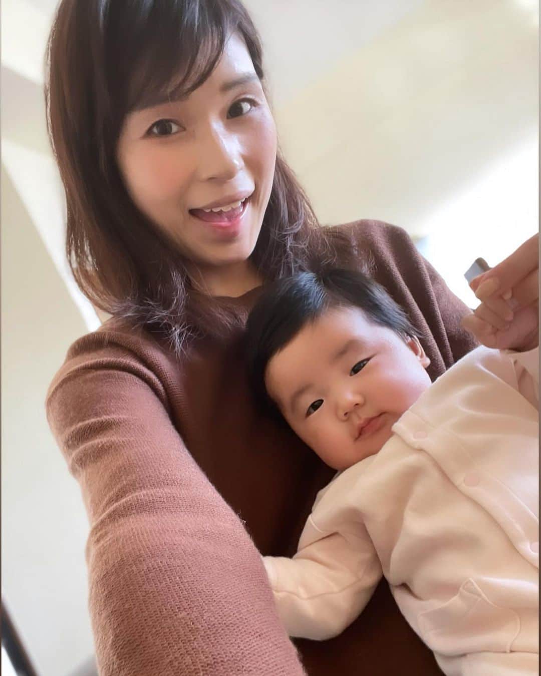 三佐和あやのインスタグラム：「今日は ちょっとあったかいみたい😊 さぁ頑張っていこう〜❗️  ぱくちゃん 昼も夜の区別がついてきたみたい.昼は起きてることが多いし、夜は寝る時間決まってきたし. 相変わらず ミルクはちょこちょこ飲みの小食だけど 元気で大きくなってるから問題なし〜！  #2month  #ママ #月齢フォト #月齢ロゼット #スマイル育児 #育児日記 #ママリ #赤ちゃん #ベビフル #ベビー #ベビスタグラム #親バカ部 #親バカ #親バカ部ig_baby #令和2年ベビー#コドモダカラ#コズレ #コドモノ#子育て#ベビライフ #ままのて #たまひよ #赤ちゃんのいる暮らし#育児アカウント#成長記録#おんなのこママ」