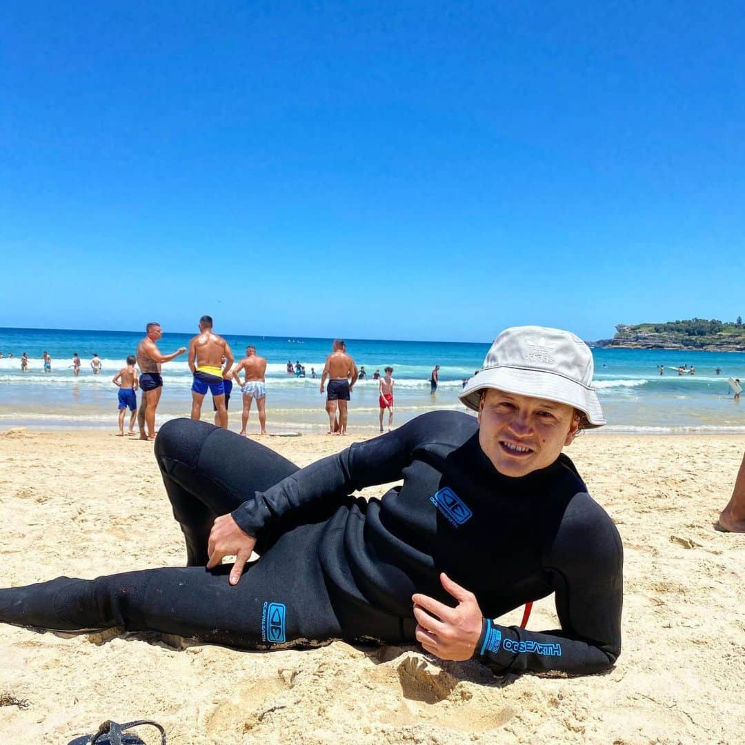 ムスタファ・アミニのインスタグラム：「My best buy this year. Here’s goodbyes to all sun burns besides on the feet, hands and face. 🤣🇦🇺🏄‍♂️🌊☀️ #australia #wetsuit」