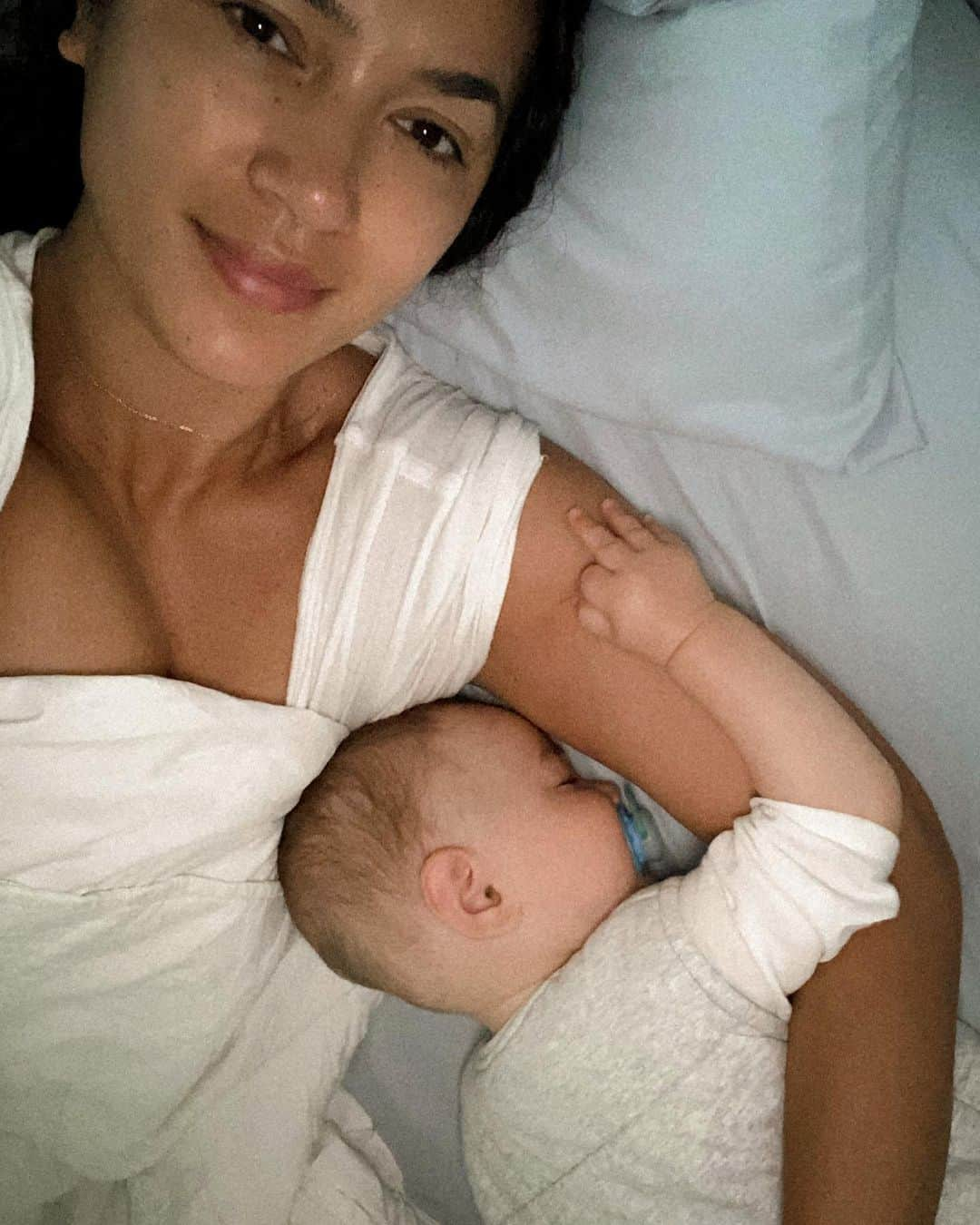 Bianca Cheah Chalmersのインスタグラム：「Welcoming myself to the 18 Month Sleep Regression, cause it may just be his very last one he goes through 😓. The last 4 nights he’s back to crying in his crib at 10pm (ON THE DOT) just wanting to be in my arms. I honestly thought the days of rocking him to sleep were over😭, and gosh how I’ve missed them. I know I’m not supposed to pick him up and rock to sleep straight away, as the experts say he’ll learn to rely on me to soothe him again — but I have 🥰. Lately just watching how fast he’s growing, I’d give A.N.Y.T.H.I.N.G just to be holding him at night again, even if I’m not getting any sleep 😓. So even though I’m exhausted and a tired wreck, I’m enjoying him falling asleep in my arms again. Sleep regressions are tough and exhausting — for us all, but knowing how to get through them is key. According to my @babysleepmagic app, “this is the third biggest and one of the LAST developmental milestones that your baby will go through after the eight to ten-month regression”. Olly is obviously going through a huge growth spurt or a developmental leap, so making him as comfortable as possible is the best way I’m supporting. Also, I spent yesterday writing about regressions, adding lots of tips and advice to help any struggling mamas going through the same thing (https://amodrn.com/18-month-sleep-regression). Link also in bio. It’s hard, I know, so hoping the info in the story can help YOU. Please reach out below on this IG post message chain so us mamas as a village can all help another mama in need.   As for us, after 4 nights of having my way with him in my arms all night, it’s back to business with sleep training 101 — the Camp It Out Method. I’ll let you know how it goes xx」