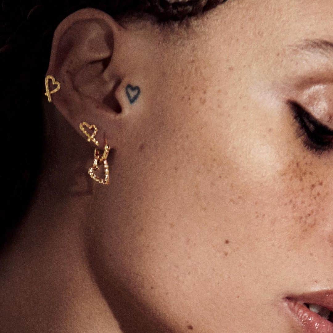 ジョン ハーディーのインスタグラム：「“Mad Love says what I can’t put into words: how much I care about that person or community. It’s my sign off for everything.” -@adwoaaboah  Mad Love is now live—link in bio.   #JohnHardy #WithMadLove」