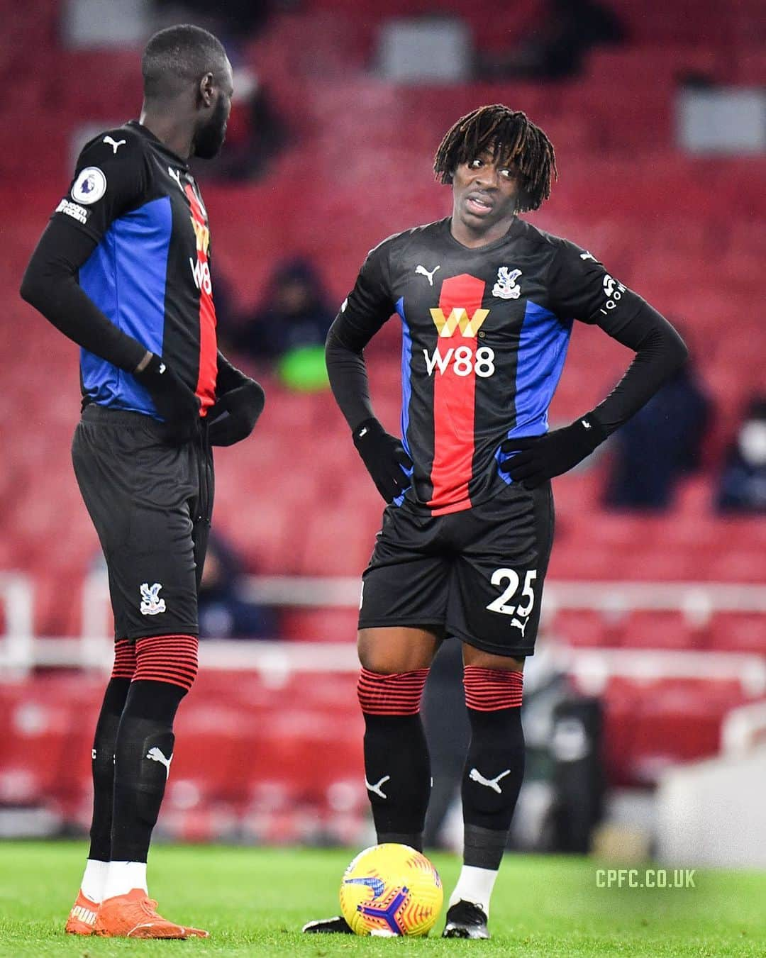 クリスタル・パレスFCさんのインスタグラム写真 - (クリスタル・パレスFCInstagram)「🥵 In the third kit for the first time this season.  #CPFC #PremierLeague #PL #ARSCRY」1月15日 5時21分 - cpfc