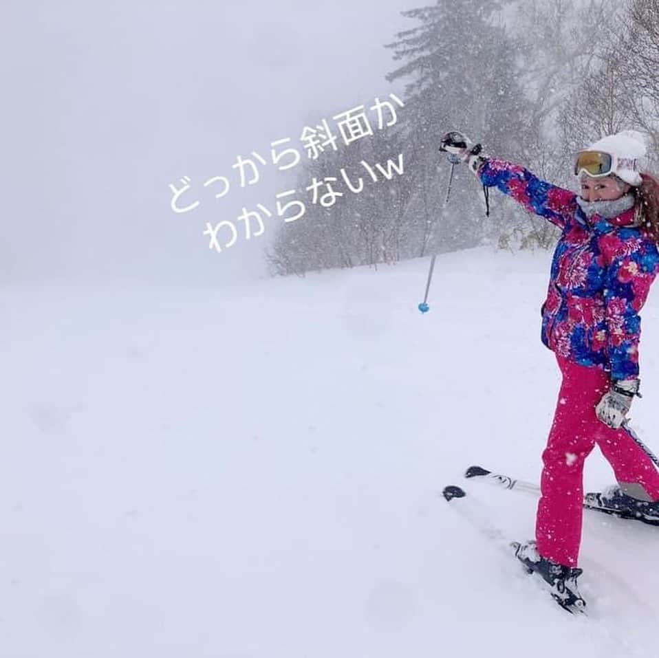 石川蓮美さんのインスタグラム写真 - (石川蓮美Instagram)「今回2度目のスキーにいってきました！こんな足手まといなのを連れてくれて感謝です（ ; ; ） 調子こいてウェアー買っちゃった♡  2回目にして今回吹雪wそしてまだまだビビリ腰w でもこの吹雪が逆に とてつもなく楽しかったです😆 メルヘンにつきあってくれてありがとうございました(T ^ T) みんなでレストハウスでのビールも美味しかったですw  もっと上手くなりたい！ まずは出だしびびらないように。 そして、おにぎり殺法でがんばります。 第一回目で優しく教えてくれたおかげで、転びかたも学び、痛くなかった！ 転び方知らなかったらひたすらストックで止まってしまうとこでした。（ストックだけで止まろうとしたら腕とか色々痛いみたい） 先生すごい。。 #目指す夢は大きく  #スキー#2回目 #先生ありがとうございます #先輩方にも感謝です  #メルヘンコース  #ニューコスチューム#ROXY#派手すぎて目立つ#何事も形から#テンアゲ#スキー楽しすぎる#ボーゲン#転んでも楽しい#目の前ホワイトアウト#人生と一緒で先が見えないから楽しい#ポジティブ発言#先輩素敵#札幌国際スキー場#北海道満喫ライフ  #人生遊んで笑って幸せ# #ホワイトアウト#雪国でも映えるウェアー #蜷川実花モデル #真っ白な世界 #お花が咲く  #幸せがとまらない #白銀の世界」1月15日 5時26分 - hasumin.n819