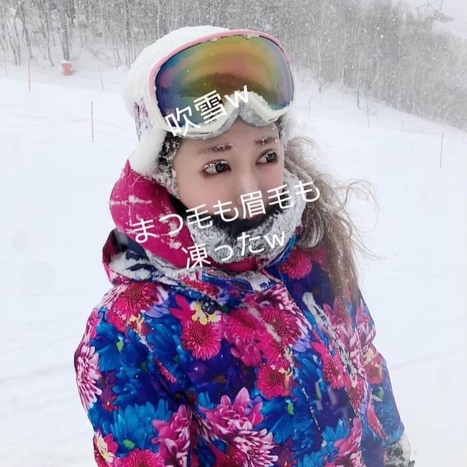 石川蓮美さんのインスタグラム写真 - (石川蓮美Instagram)「今回2度目のスキーにいってきました！こんな足手まといなのを連れてくれて感謝です（ ; ; ） 調子こいてウェアー買っちゃった♡  2回目にして今回吹雪wそしてまだまだビビリ腰w でもこの吹雪が逆に とてつもなく楽しかったです😆 メルヘンにつきあってくれてありがとうございました(T ^ T) みんなでレストハウスでのビールも美味しかったですw  もっと上手くなりたい！ まずは出だしびびらないように。 そして、おにぎり殺法でがんばります。 第一回目で優しく教えてくれたおかげで、転びかたも学び、痛くなかった！ 転び方知らなかったらひたすらストックで止まってしまうとこでした。（ストックだけで止まろうとしたら腕とか色々痛いみたい） 先生すごい。。 #目指す夢は大きく  #スキー#2回目 #先生ありがとうございます #先輩方にも感謝です  #メルヘンコース  #ニューコスチューム#ROXY#派手すぎて目立つ#何事も形から#テンアゲ#スキー楽しすぎる#ボーゲン#転んでも楽しい#目の前ホワイトアウト#人生と一緒で先が見えないから楽しい#ポジティブ発言#先輩素敵#札幌国際スキー場#北海道満喫ライフ  #人生遊んで笑って幸せ# #ホワイトアウト#雪国でも映えるウェアー #蜷川実花モデル #真っ白な世界 #お花が咲く  #幸せがとまらない #白銀の世界」1月15日 5時26分 - hasumin.n819
