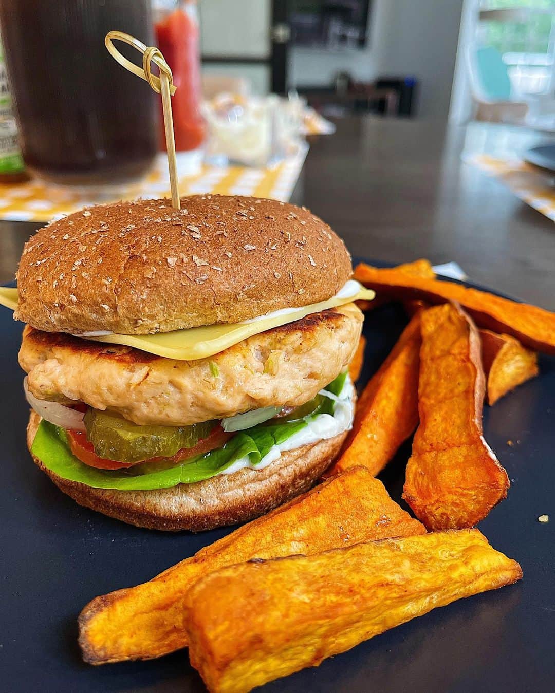Sascha Barbozaのインスタグラム：「Hamburguesa Fit de Salmón! Esta es una de mis recetas preferidas en mi libro! Es demasiado deliciosa, puedes comerla así como en la foto o en lugar de pan utilizar hojas de lechuga entera si la quieres baja en carbohidratos. Abajo te dejo los ingredientes y la preparación. Aquí le agregué algunos ingredientes que no están en mi libro.   1 kilo de salmón en trozos. 6 cucharadas de avena. Tres cucharadas de yogur griego. 2 cucharaditas de mayonesa light. 2 cucharadas de mostaza dijon. Tres dientes de ajos machacados.  tres tallos de ajo porro previamente picados y salteado en aceite de oliva.  1/3 taza de cebolla picada.   Mete todos los ingredientes en un procesador de alimentos, condimenta con sal y pimienta al gusto, deja que se forme como una pasta con la que puedas hacer unas bolas, se te pega un poco en los dedos pero tienes que poder llegar a esa consistencia, arma las hamburguesas, ponlas en una sartén con un poquito de aceite de oliva, Dora de un lado, cuando puedas voltear hazlo y si quieres ponle una rebanada de queso encima, yo use uno vegano, dependiendo de cómo te gusta el salmón puedes dejarla más o menos tiempo, la idea es que no quede seca sino que la dejes jugosa, término 3/4. Puedes agregarle aguacate a la hamburguesa y queda delicioso, a mí se me olvidó! De salsa utilicé un poquito de una salsa griega que se llama Tazatziki, esa base de yogur y pepino y le queda delicioso!」
