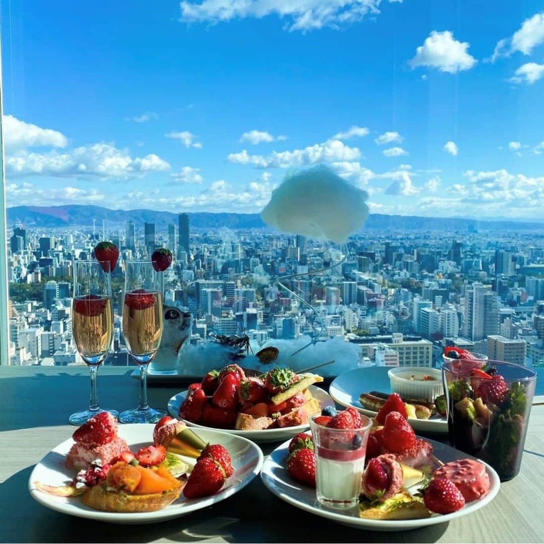 スイスホテル南海大阪さんのインスタグラム写真 - (スイスホテル南海大阪Instagram)「#フライデーファンフィーチャー：ベリー尽くしと街の景色を両方どうぞ。  「タボラ36」からの景観は、ストロベリースイーツブッフェのいちごたちと共に堪能しましょう。@samemoon917 さん、「いちごドリーム：ストロベリースイーツブッフェ」のお写真をご投稿いただきありがとうございます！スイスホテル南海大阪で撮影した写真を #LiveItWellOsaka #洗練された時　のハッシュタグをつけてご投稿ください！毎週金曜日にあなたの自慢の#洗練された時をご紹介します。#スイスホテル南海大阪　#スイスホテル #タボラ36 #ストロベリーブッフェ   #FridayFanFeature: BERRY breathtaking views   Tavola36 views are such a sight, made even better with a sweet feast featuring strawberries! Thank you @samemoon917 for sharing your photo of our Ichigo Dreams: Strawberry Sweets Buffet! Have any photos of the Swissôtel Nankai Osaka? Tag us #LiveItWellOsaka for a chance to be featured!」1月15日 5時30分 - swissotelnankaiosaka_official