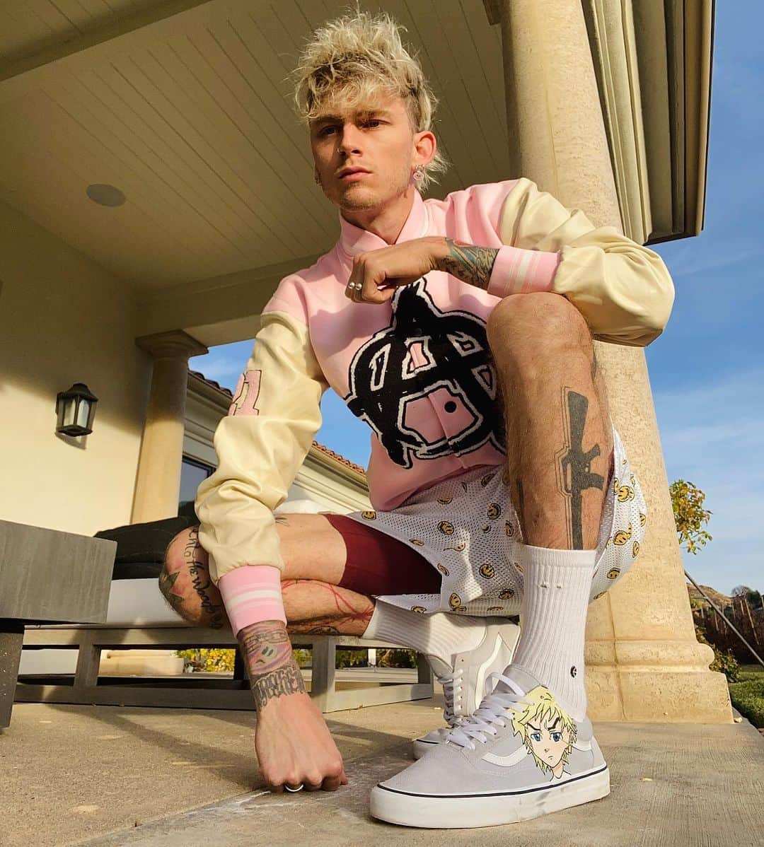 Young Gunnerさんのインスタグラム写真 - (Young GunnerInstagram)「school for dropouts starts tomorrow. it’s a movie 🎬 #DownfallsHigh」1月15日 5時30分 - machinegunkelly