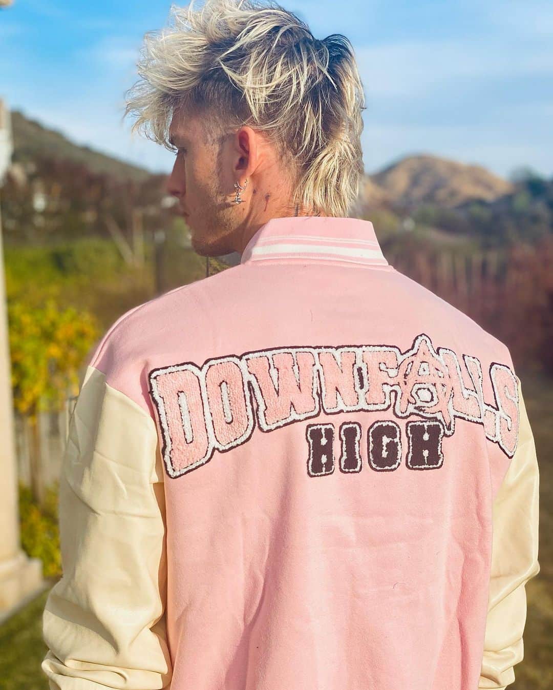 Young Gunnerさんのインスタグラム写真 - (Young GunnerInstagram)「school for dropouts starts tomorrow. it’s a movie 🎬 #DownfallsHigh」1月15日 5時30分 - machinegunkelly