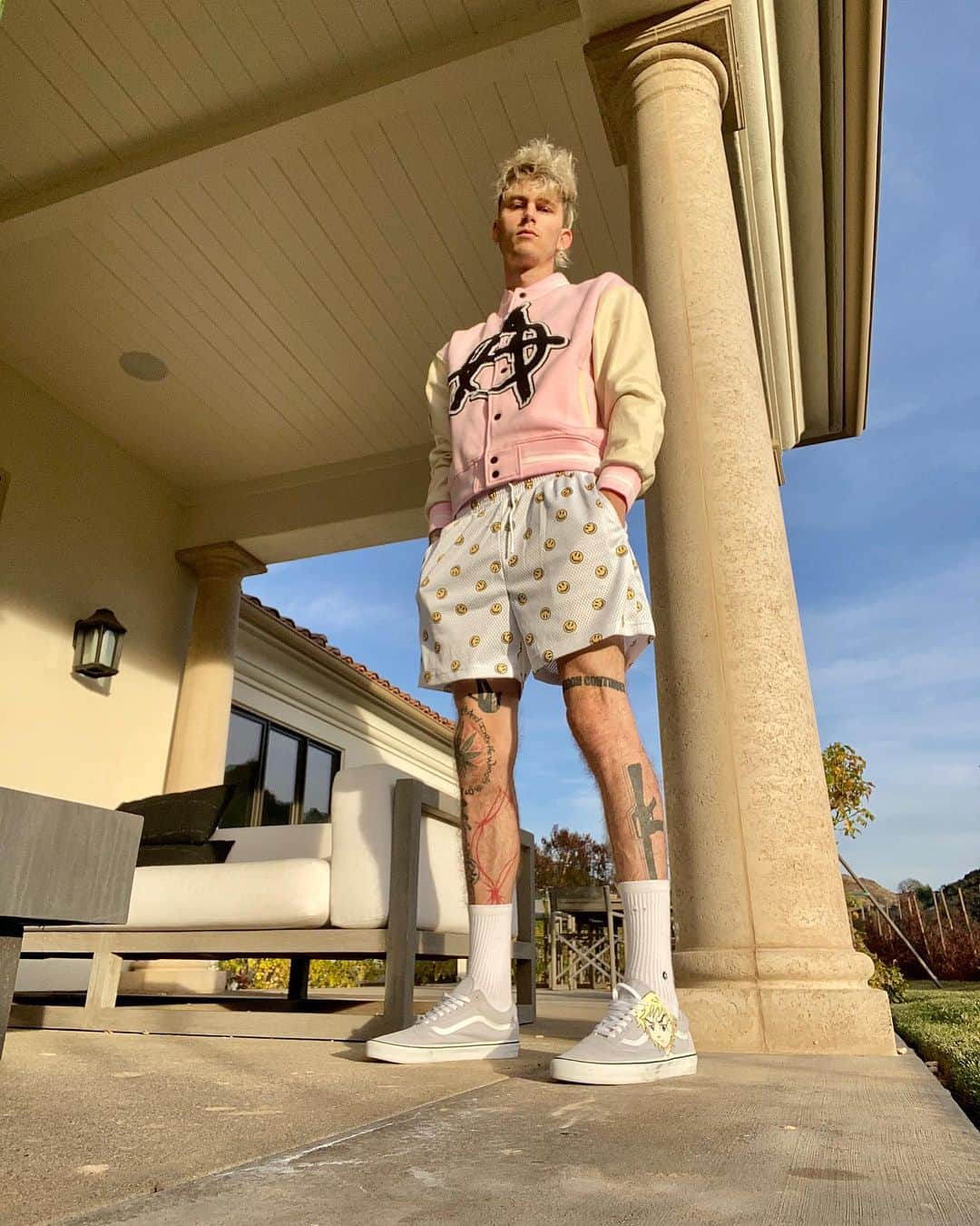 Young Gunnerさんのインスタグラム写真 - (Young GunnerInstagram)「school for dropouts starts tomorrow. it’s a movie 🎬 #DownfallsHigh」1月15日 5時30分 - machinegunkelly