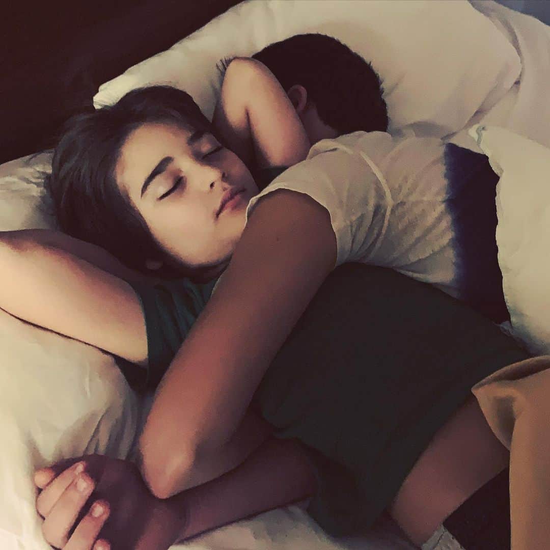 イライアス・ハーガーのインスタグラム：「Sleeping 🥰😴🥱 This doesn’t happen every night . . . 😂 @isaacharger」