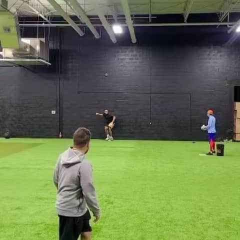ミゲル・カブレラのインスタグラム：「⚾️🤹🏻」