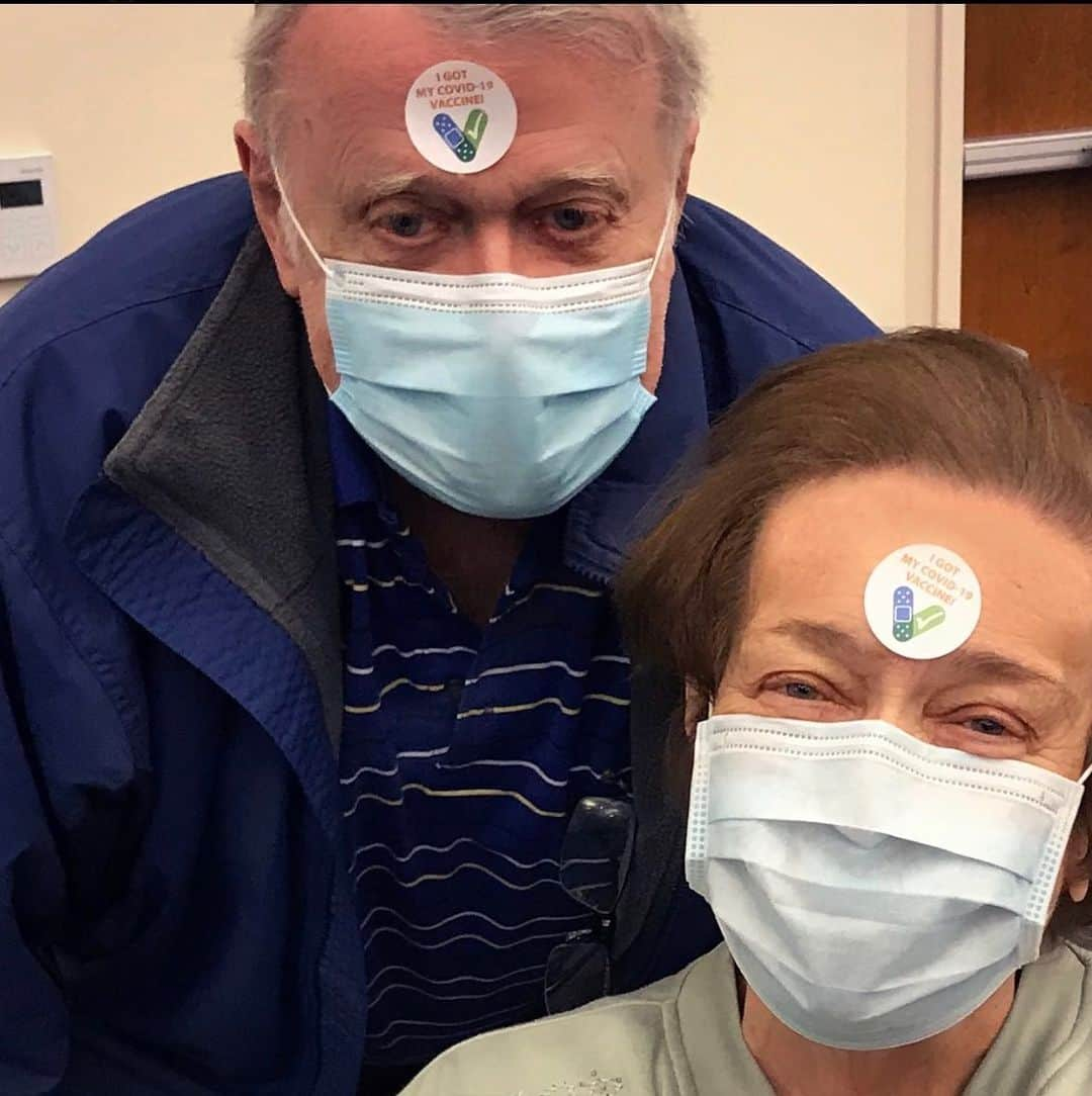 ベラミー・ヤングさんのインスタグラム写真 - (ベラミー・ヤングInstagram)「My folks were able to get their #covid #vaccination today in #NC! (Thanks to mom's life-long bestie Faye figuring out how to sign up🥰) My dear friends @daniellelurie 's parents get theirs in #NY today too & @fayjacks ' mom got hers in the #UK on Monday! How's the roll-out going where you are?  Here's to a safer world come springtime. 🤞 Can't wait til we're all able to hug again. I'm sending everybody so much love. Hope today is being gentle on you. 💗❤️💗」1月15日 5時54分 - bellamyyoung