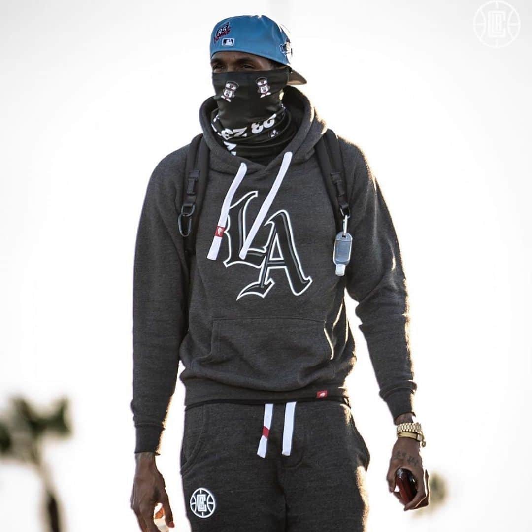 ルイス・ウィリアムスのインスタグラム：「Would you rather wear the money or have it in that backpack?」