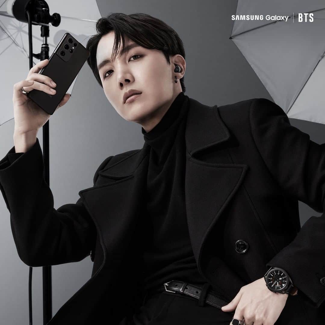 Samsung Mobileさんのインスタグラム写真 - (Samsung MobileInstagram)「📸: @bts.bighitofficial’s #jhope strikes a killer pose with the #GalaxyS21.  #GalaxyxBTS」1月15日 6時00分 - samsungmobile