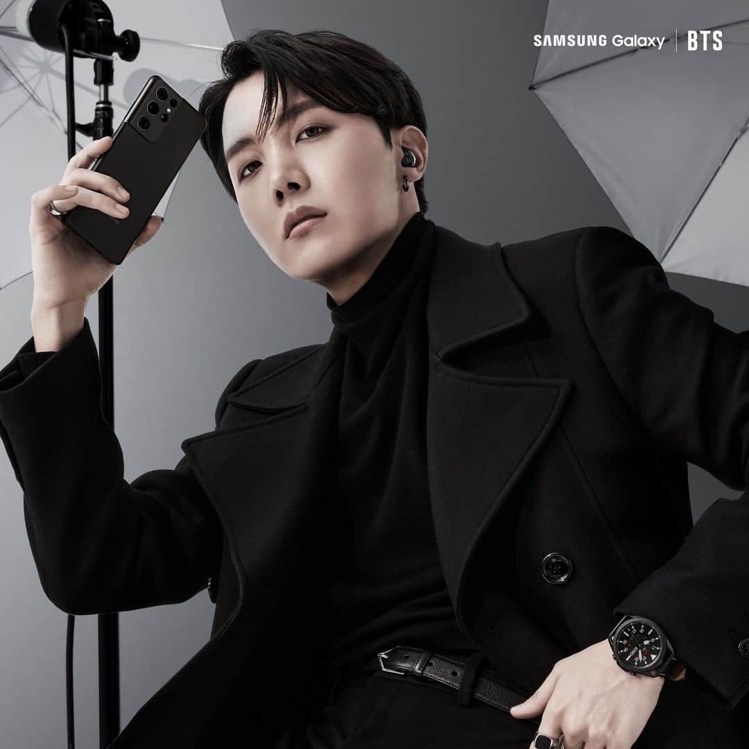 Samsung Mobileのインスタグラム：「📸: @bts.bighitofficial’s #jhope strikes a killer pose with the #GalaxyS21.  #GalaxyxBTS」