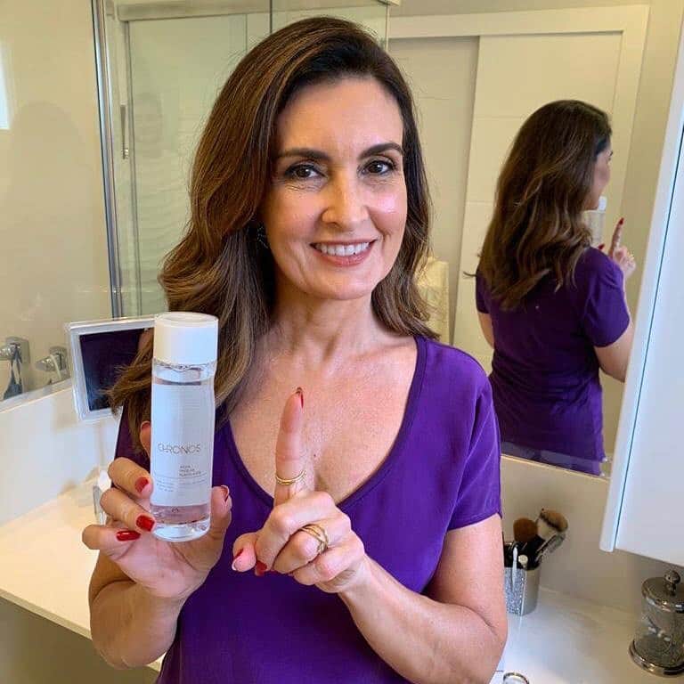 ファチマ・ベルナルデスのインスタグラム：「Você costuma se encontrar com a sua própria beleza? A sua beleza foi uma ontem, é outra hoje e se tornará outra amanhã. Por isso, eu costumo fazer uma rotina de cuidados com a pele. Sempre equilibrando as etapas de limpeza, reparação e estimulação da pele com os produtos da Natura Chronos, que possui sistemas completos e intensivos para todas as necessidades da pele. Refaça o pacto com sua beleza! Sua pele muda em cada fase da vida, Chronos te acompanha em todas elas. #ad @naturabroficial @maquiagemnatura」
