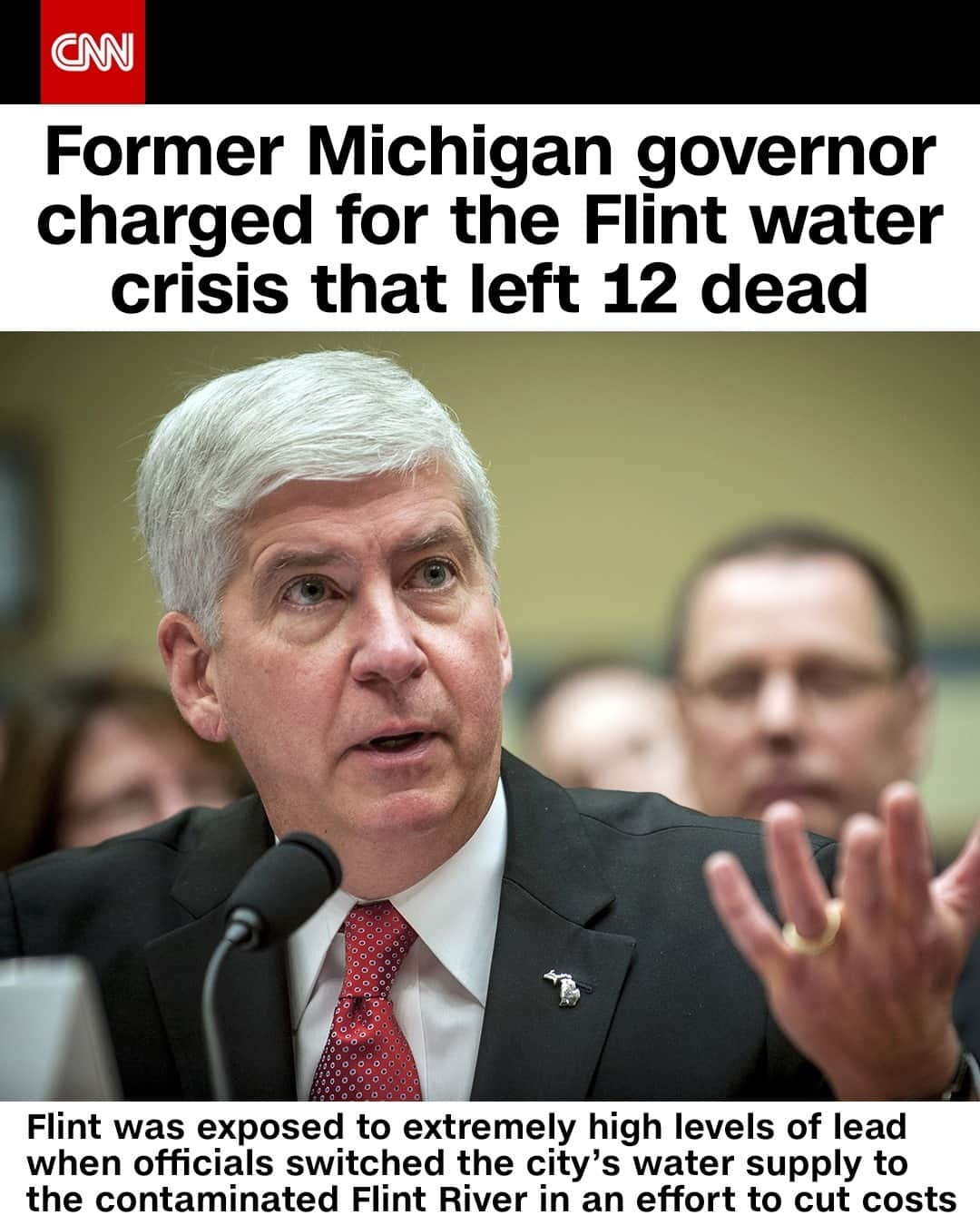 CNNさんのインスタグラム写真 - (CNNInstagram)「Twelve people died and more than 80 were sickened during the Flint water crisis, and now authorities are holding two Michigan officials responsible. Former Michigan Gov. Rick Snyder and former Flint Public Works director Howard Croft each face two counts of willful neglect of duty as part of an investigation into the crisis, according to court documents. The charges are misdemeanors, punishable with up to one year in prison or a fine of up to $1,000, the state's penal code shows. Flint, Michigan, has been exposed to extremely high levels of lead since 2014 when city and state officials switched the city’s water supply from the Detroit Water System to the contaminated Flint River in an effort to cut costs.⁠ ⁠ (📸: Pete Marovich/Bloomberg/Getty Images)⁠」1月15日 6時01分 - cnn