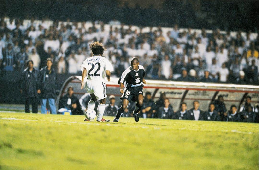 コリンチャンスさんのインスタグラム写真 - (コリンチャンスInstagram)「Dá um quentinho no coração poder relembrar, em fotos, as partidas da vitoriosa campanha corinthiana no primeiro Mundial de Clubes da Fifa! 🥰⠀ ⠀ 📸 Arquivo Corinthians⠀ ⠀ #VaiCorinthians ⠀ #Mundial21Anos」1月15日 6時01分 - corinthians