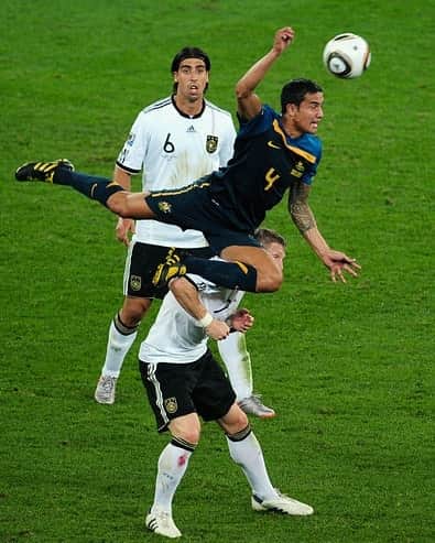 ティム・ケーヒルのインスタグラム：「TBT-2010 🛫✈️⚽  @fifaworldcup #hangtime」
